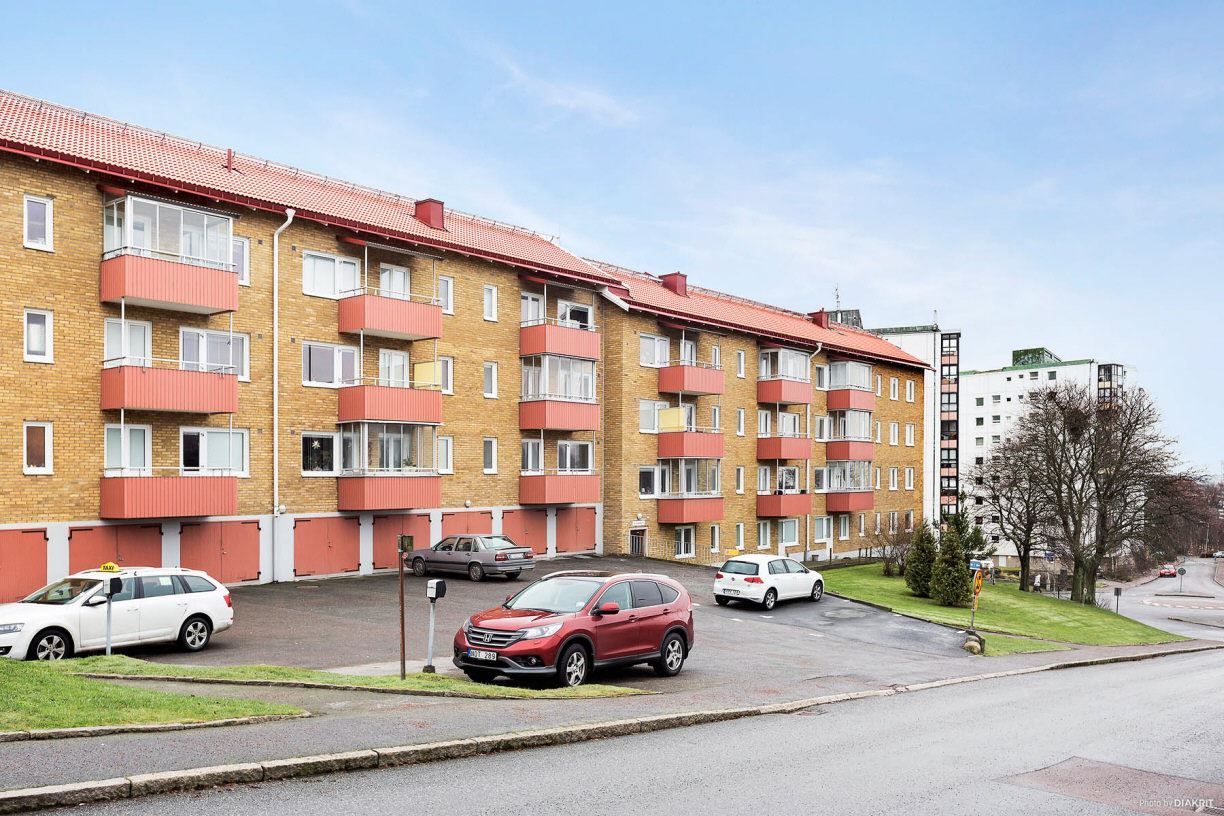  Fasadbild över Brf Biskopsgården nr 8