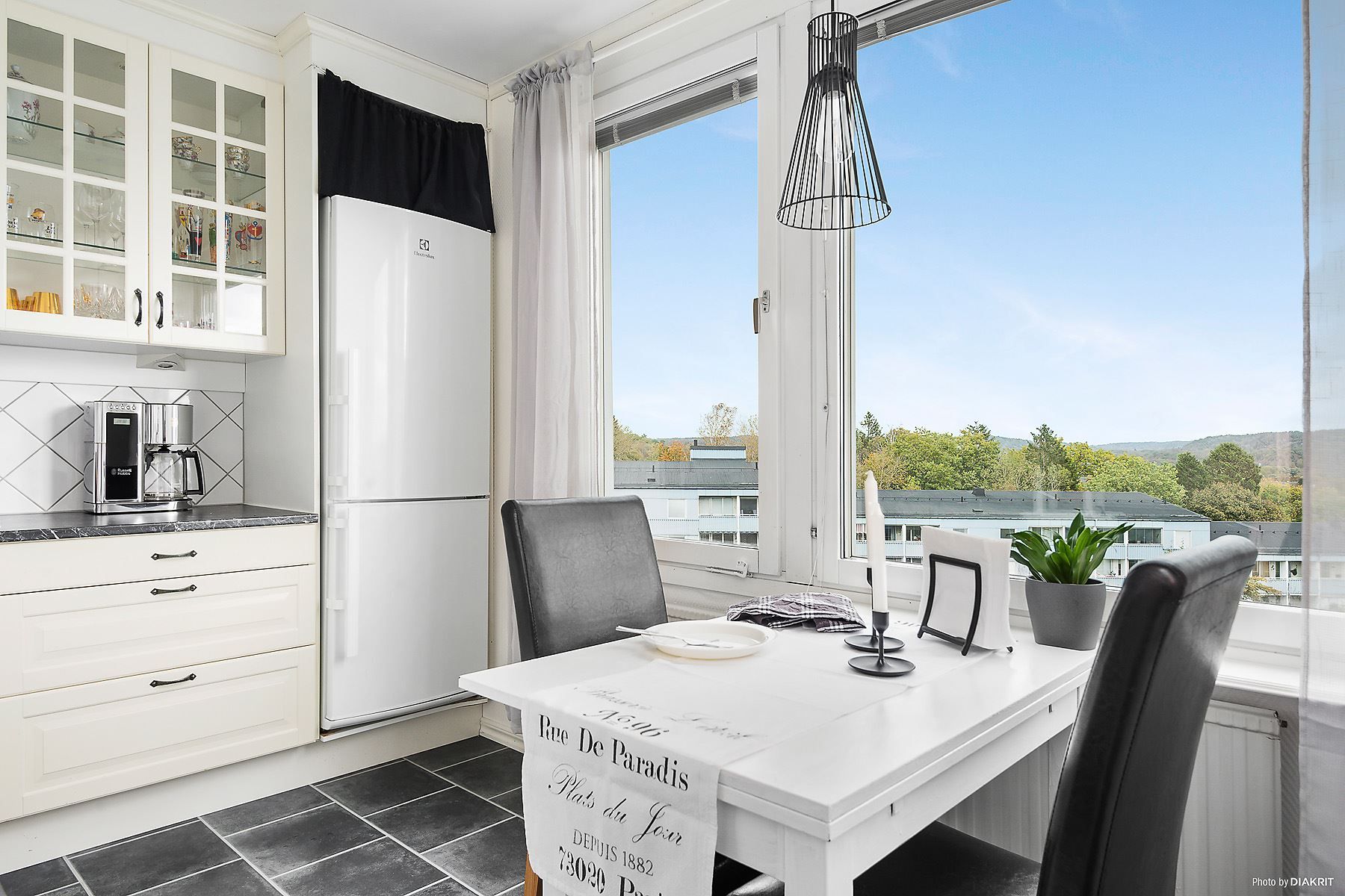 Stora härliga fönsterpartier med fint ljusinsläpp