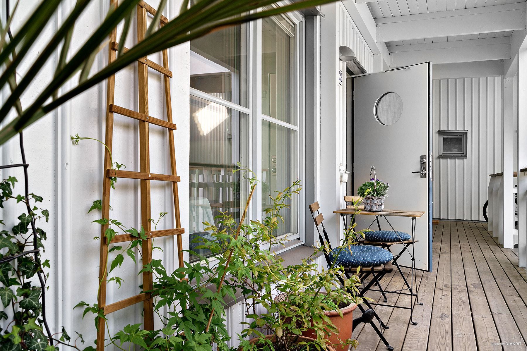 Välkomnande entré och sittplats för att avnjuta morgonsolen