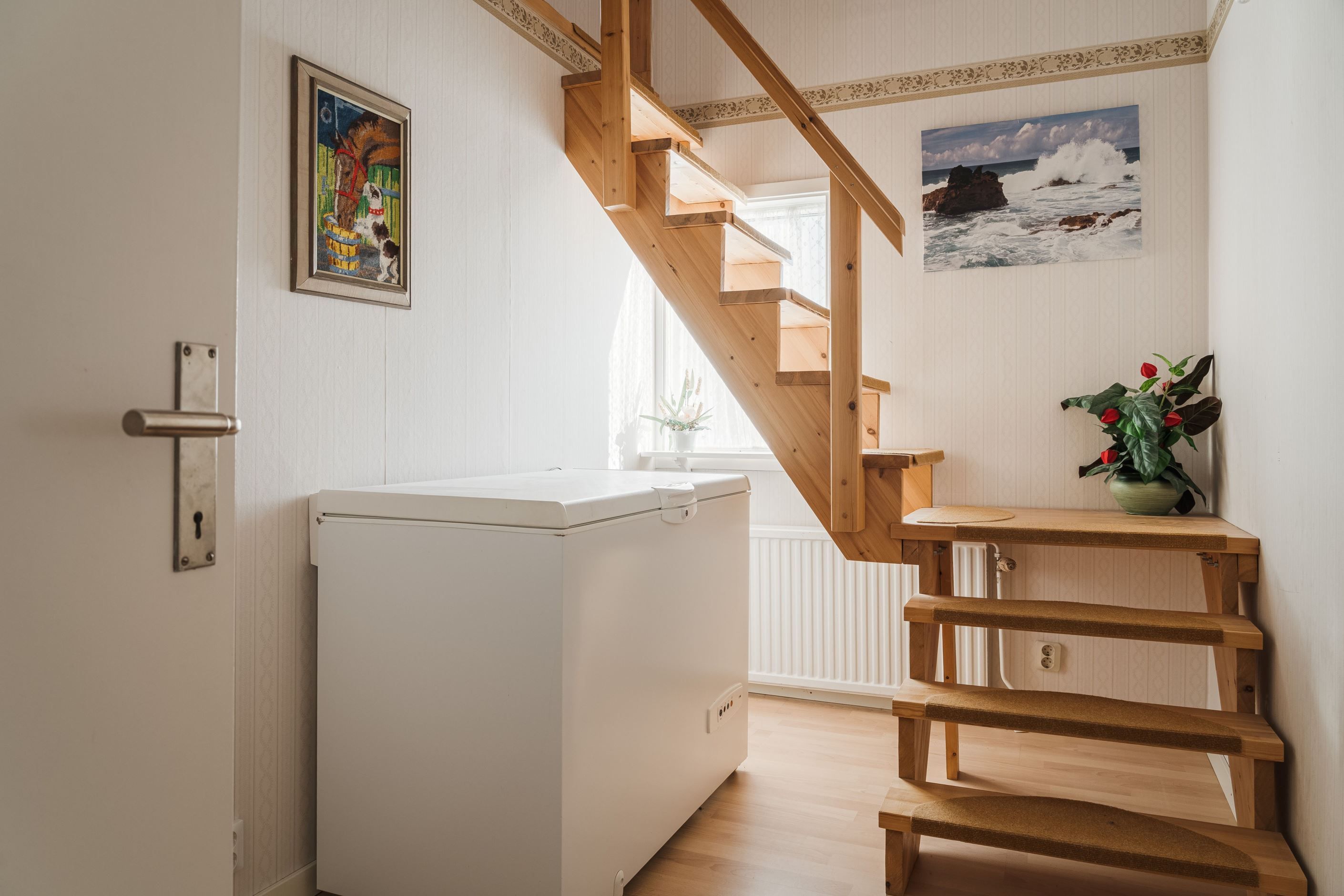 Förråd och trapp till loft
