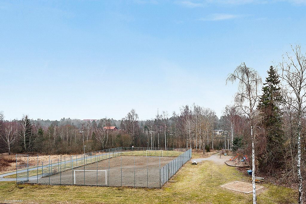 Lekplats och fotbollsplan i området