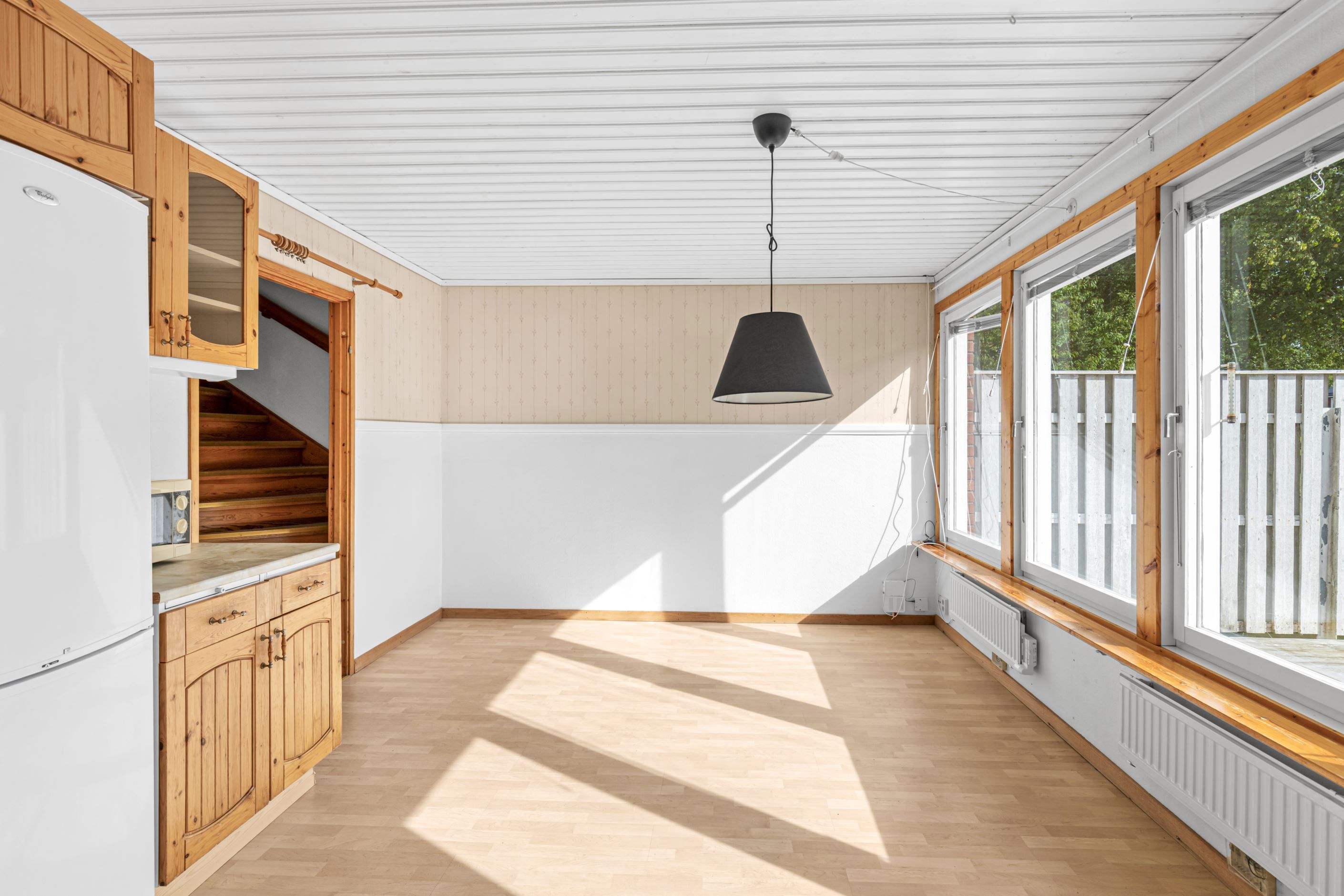 Mera kök med fönster mot baksidan