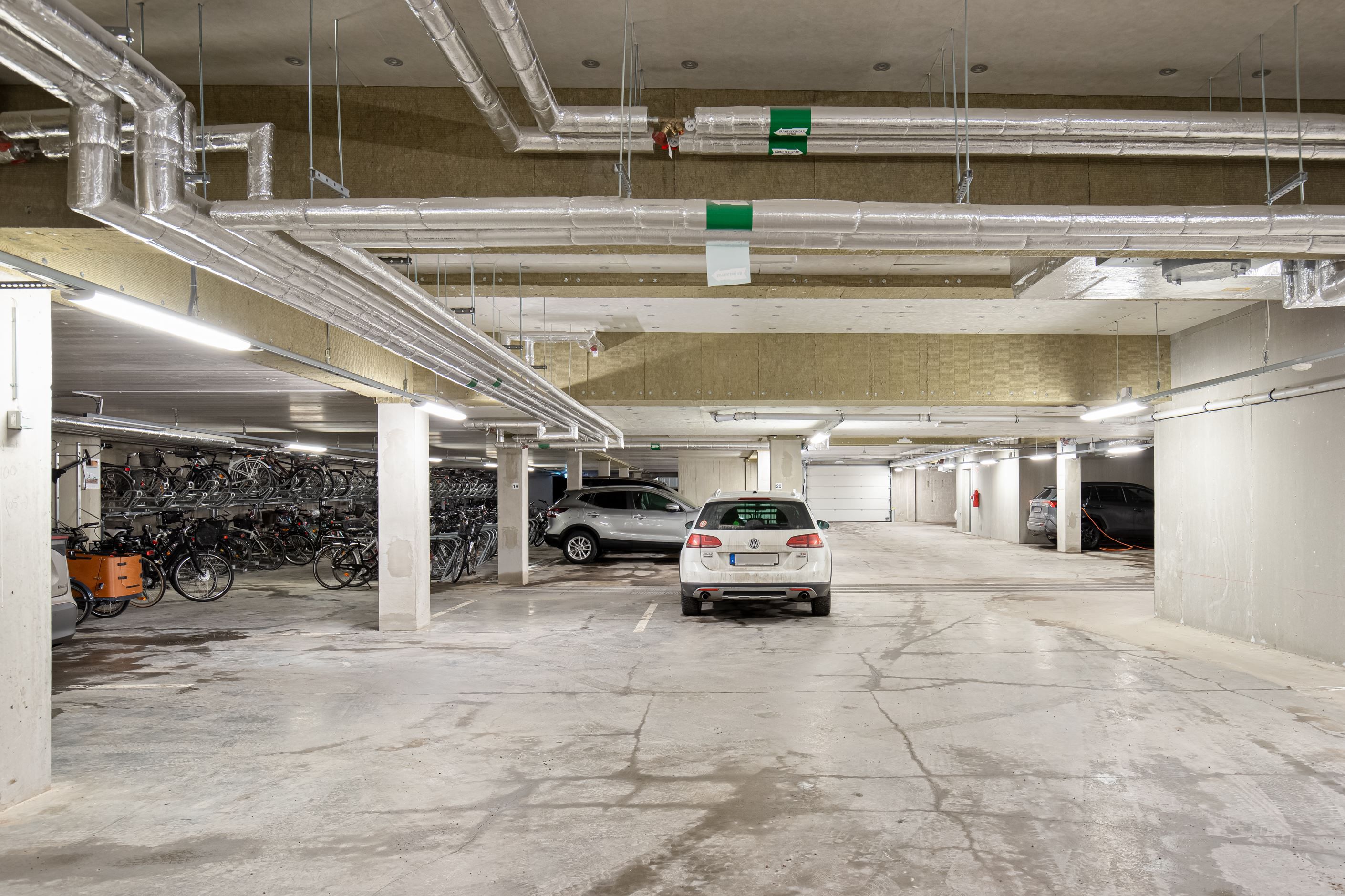 Garage med stor cykelparkering