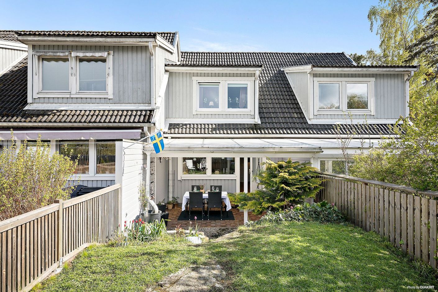 Härlig trädgård på baksidan av huset.