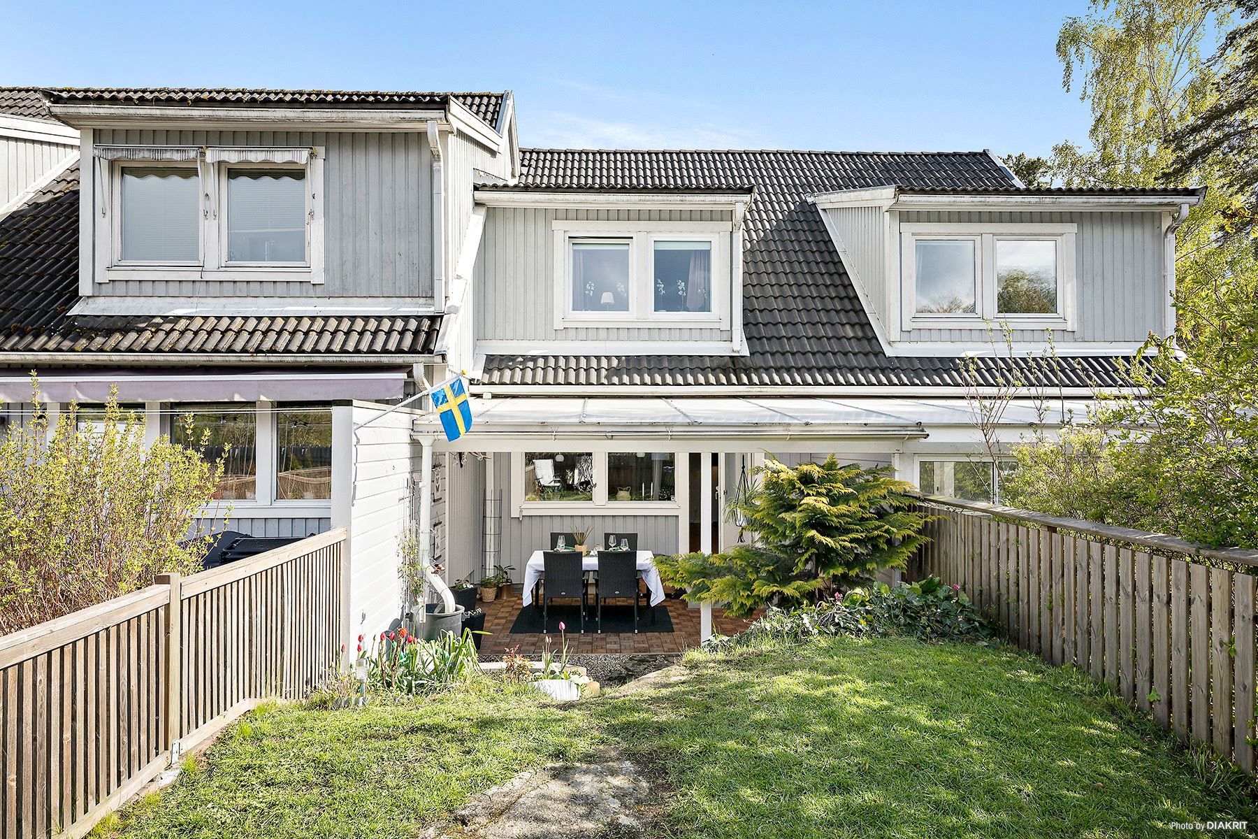 Härlig trädgård på baksidan av huset.