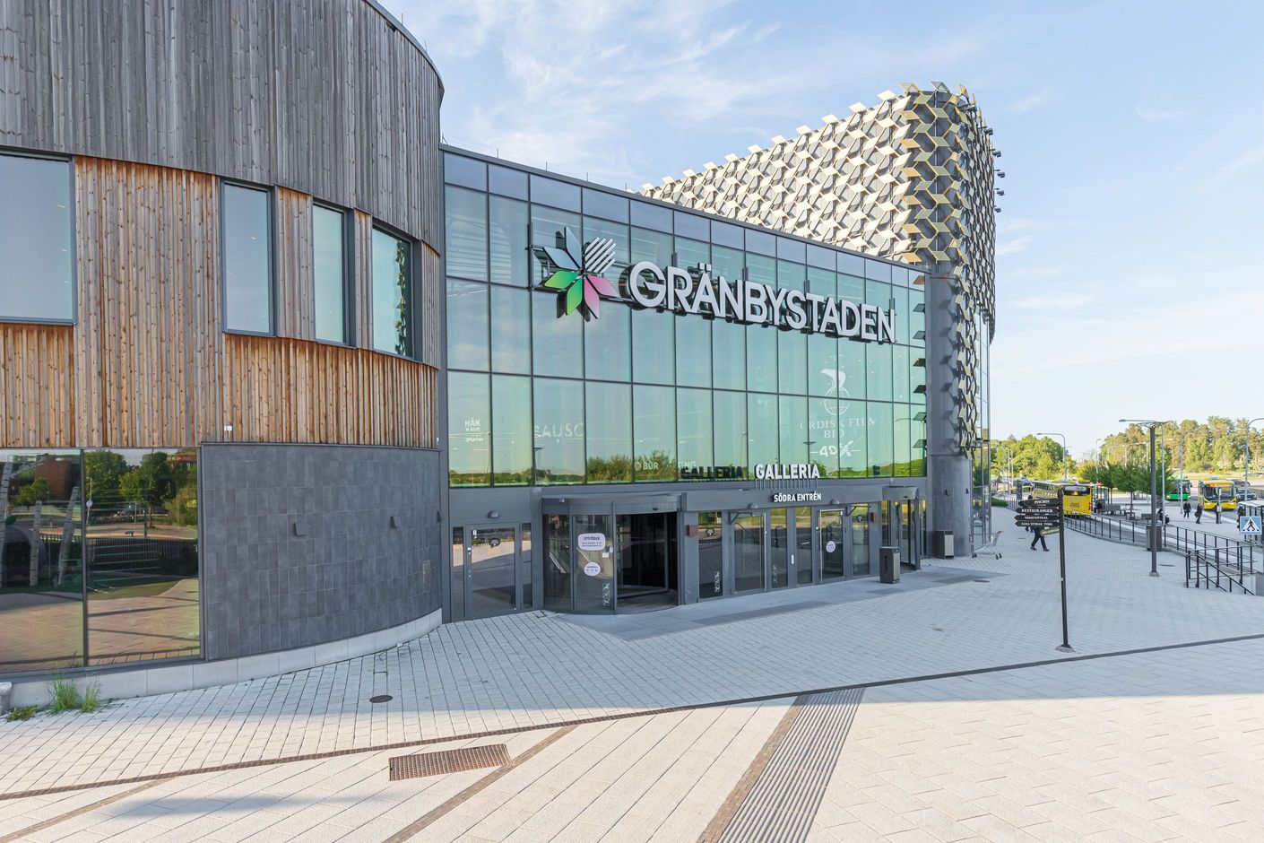 Gångavstånd till Gränbystaden där du hittar restauranger, bio, ICA Kvantum och mycket mer