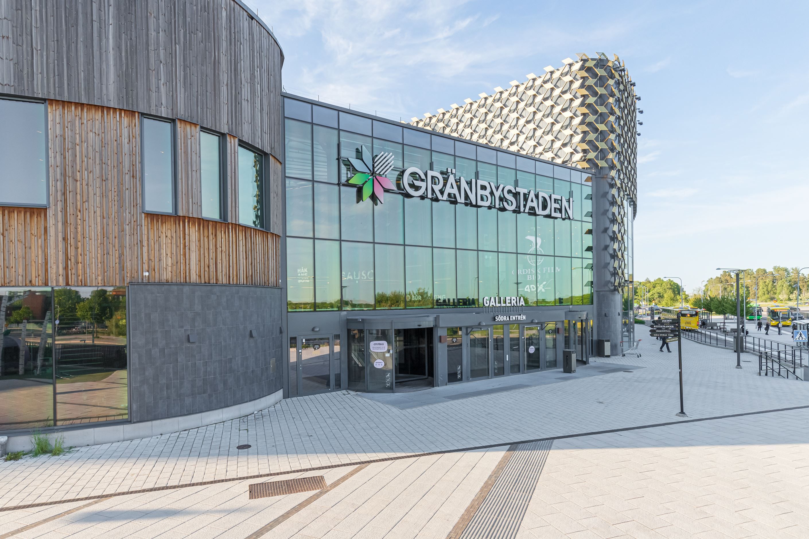 Gångavstånd till Gränbystaden där du hittar restauranger, bio, ICA Kvantum och mycket mer