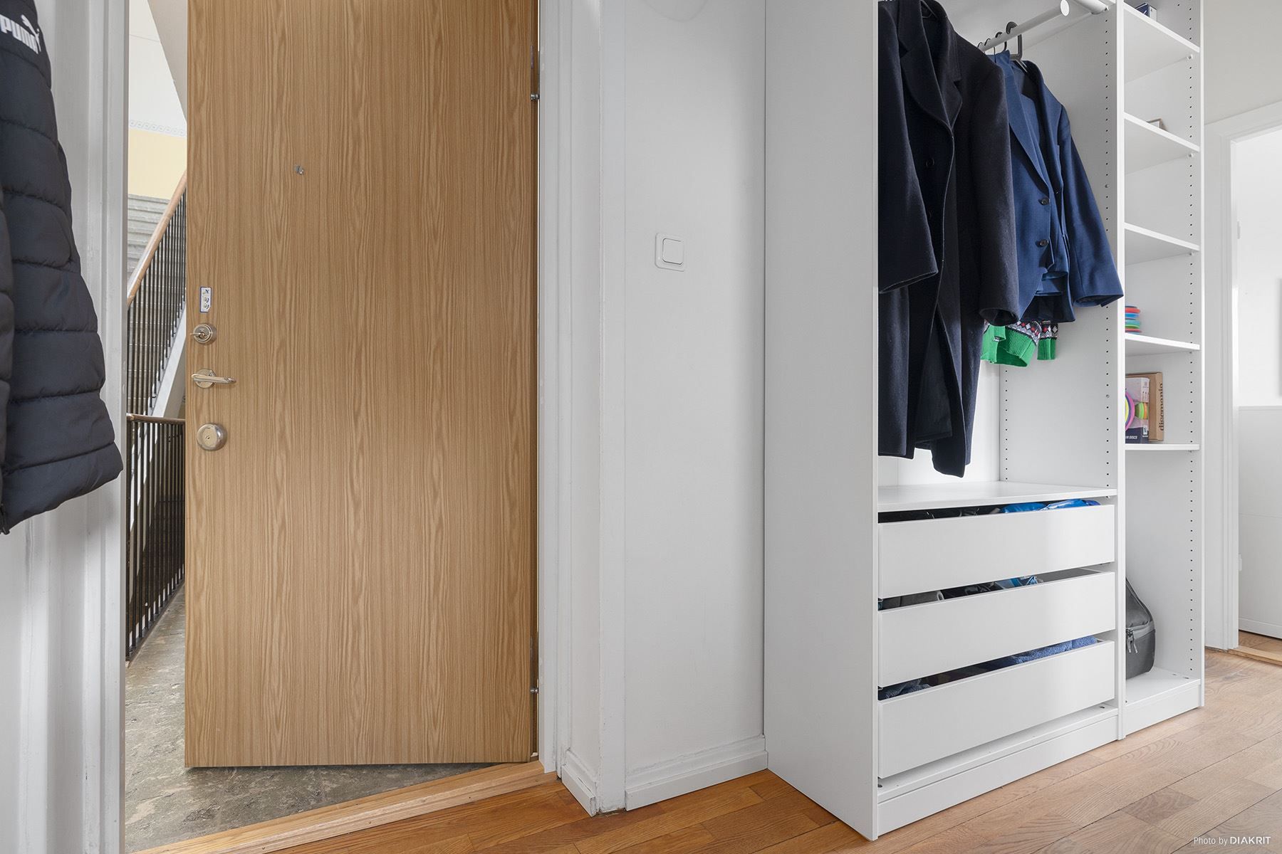 Plats för häng och lådor i hallen