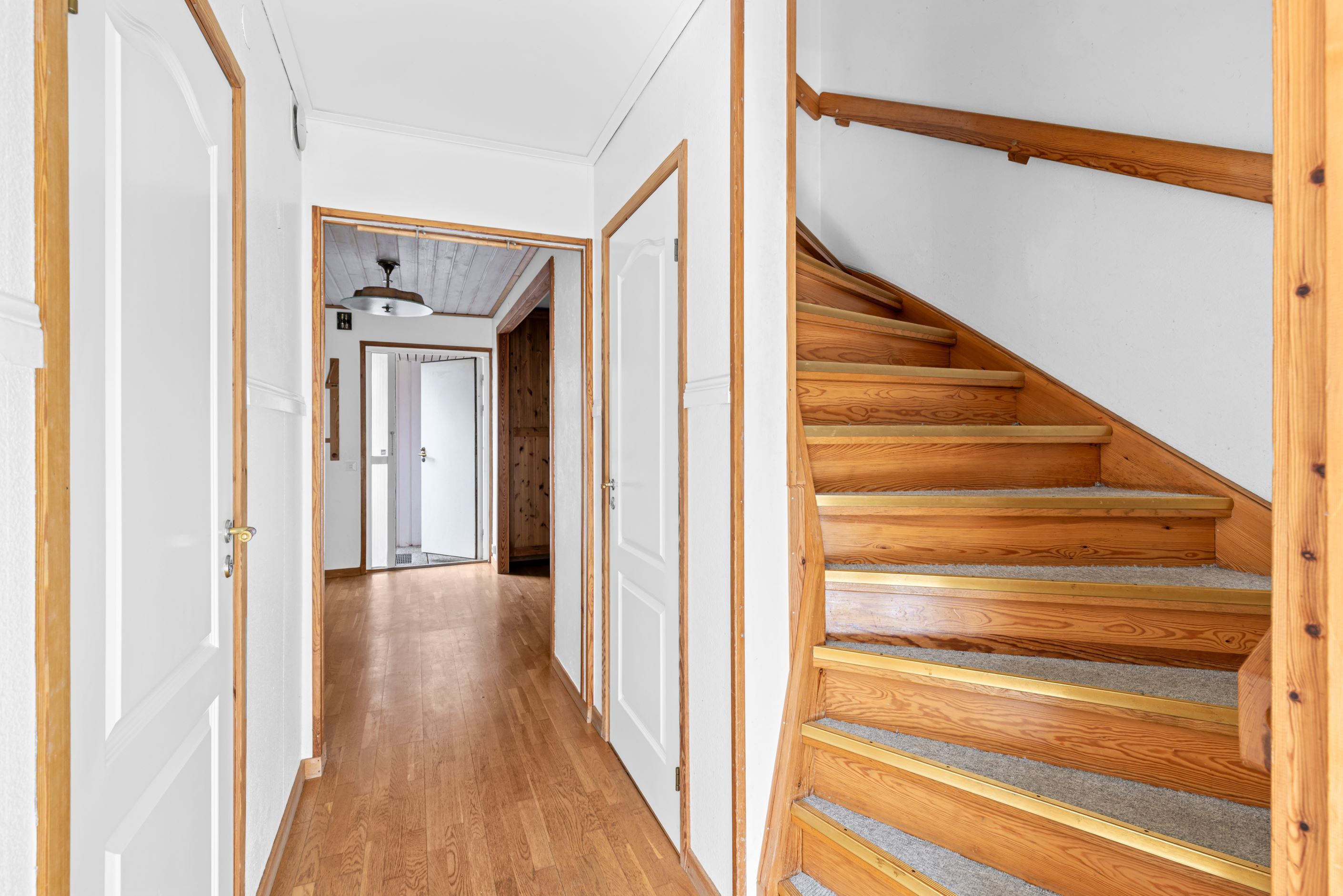 Hall och trapphus upp till övre plan