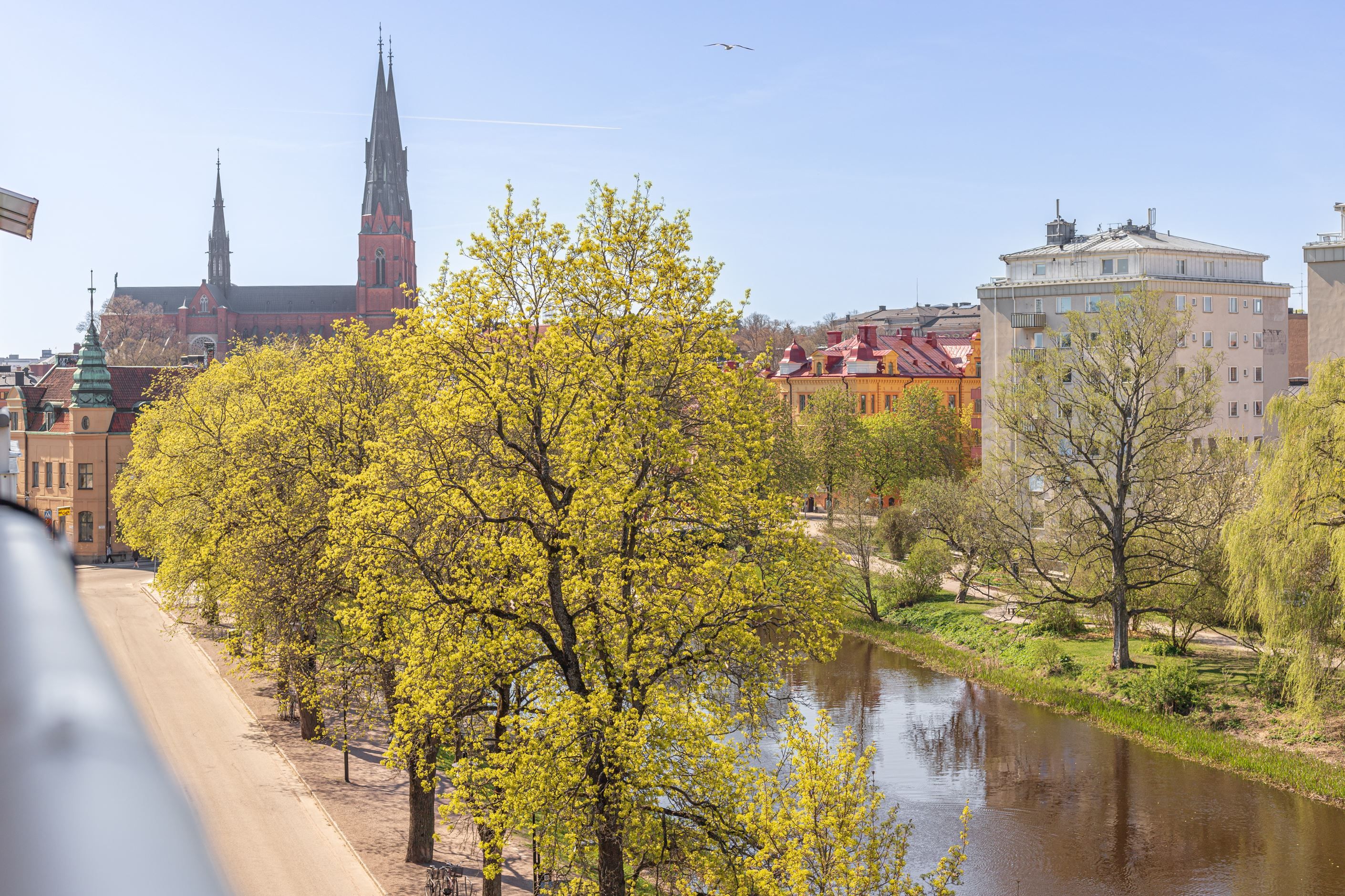Vacker utsikt över ån och kyrkan från balkongen