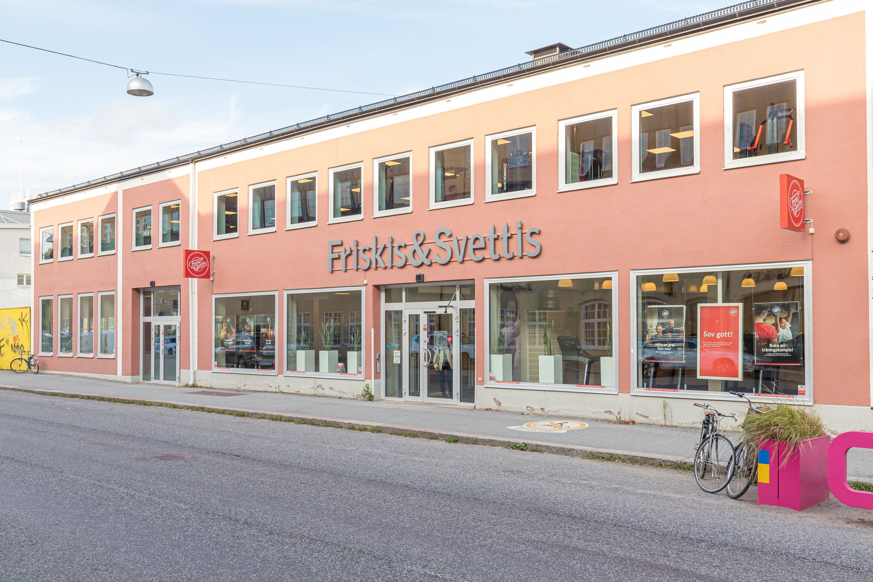 Gillar du att träna finns Friskis & Svettis som ligger 750 meter bort.