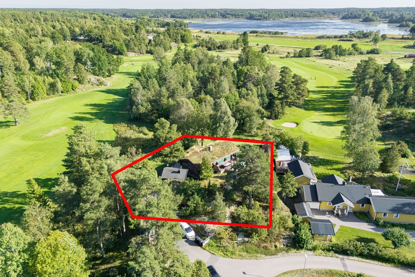 Här bor du "på" golfbanan. Tomtmarkeringen är ungefärlig.