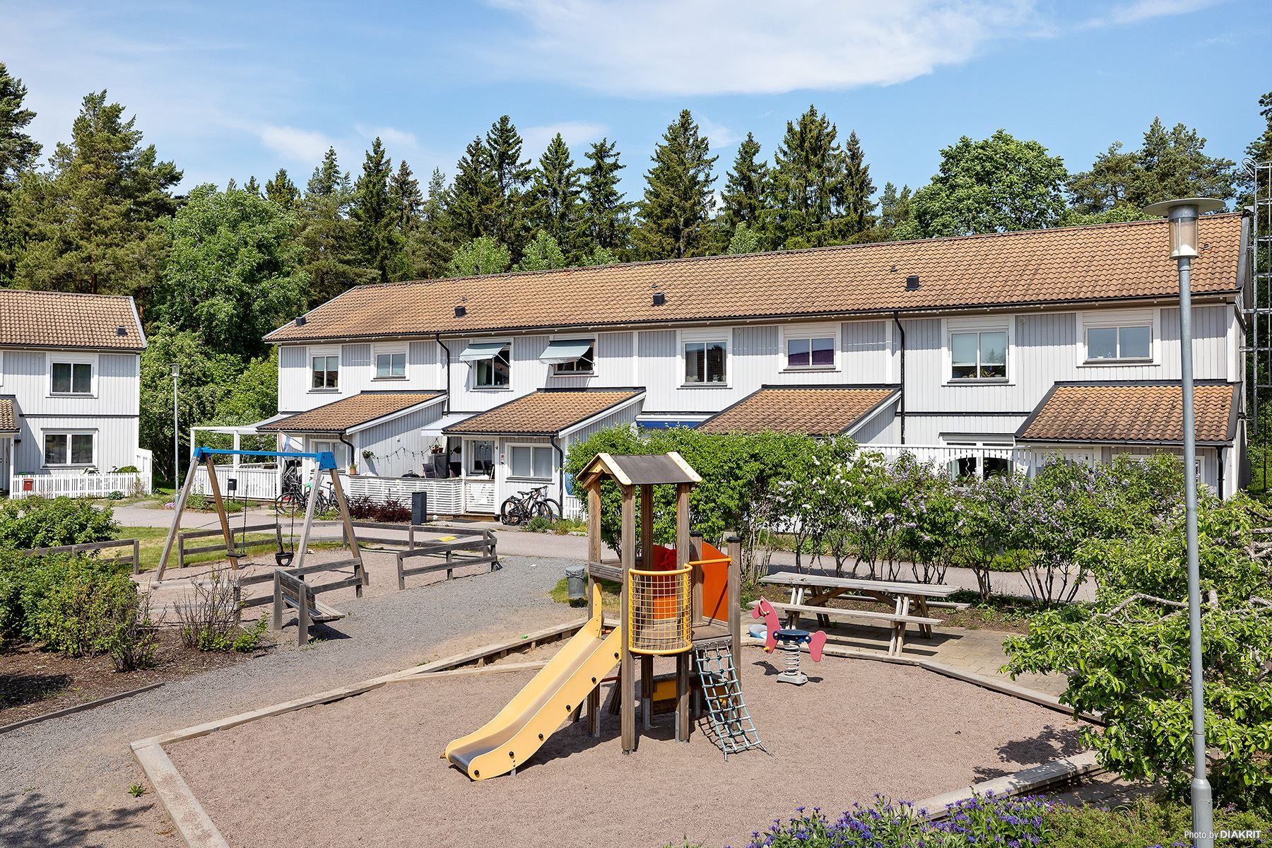 En av flera lekplatser i bostadsområdet.