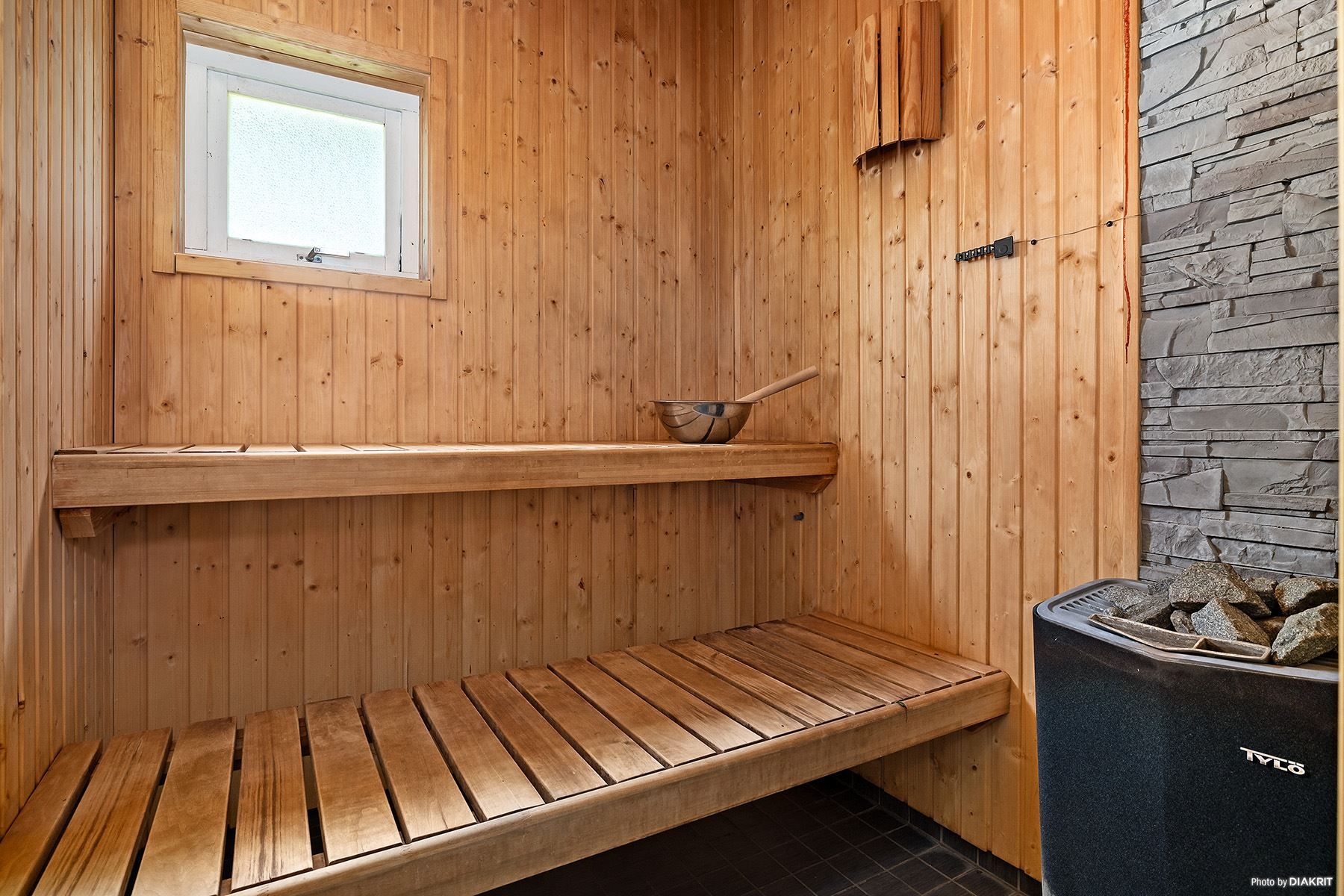 Gemensam bastu i föreningen. med duschrum och toalett samt relaxavdelning.