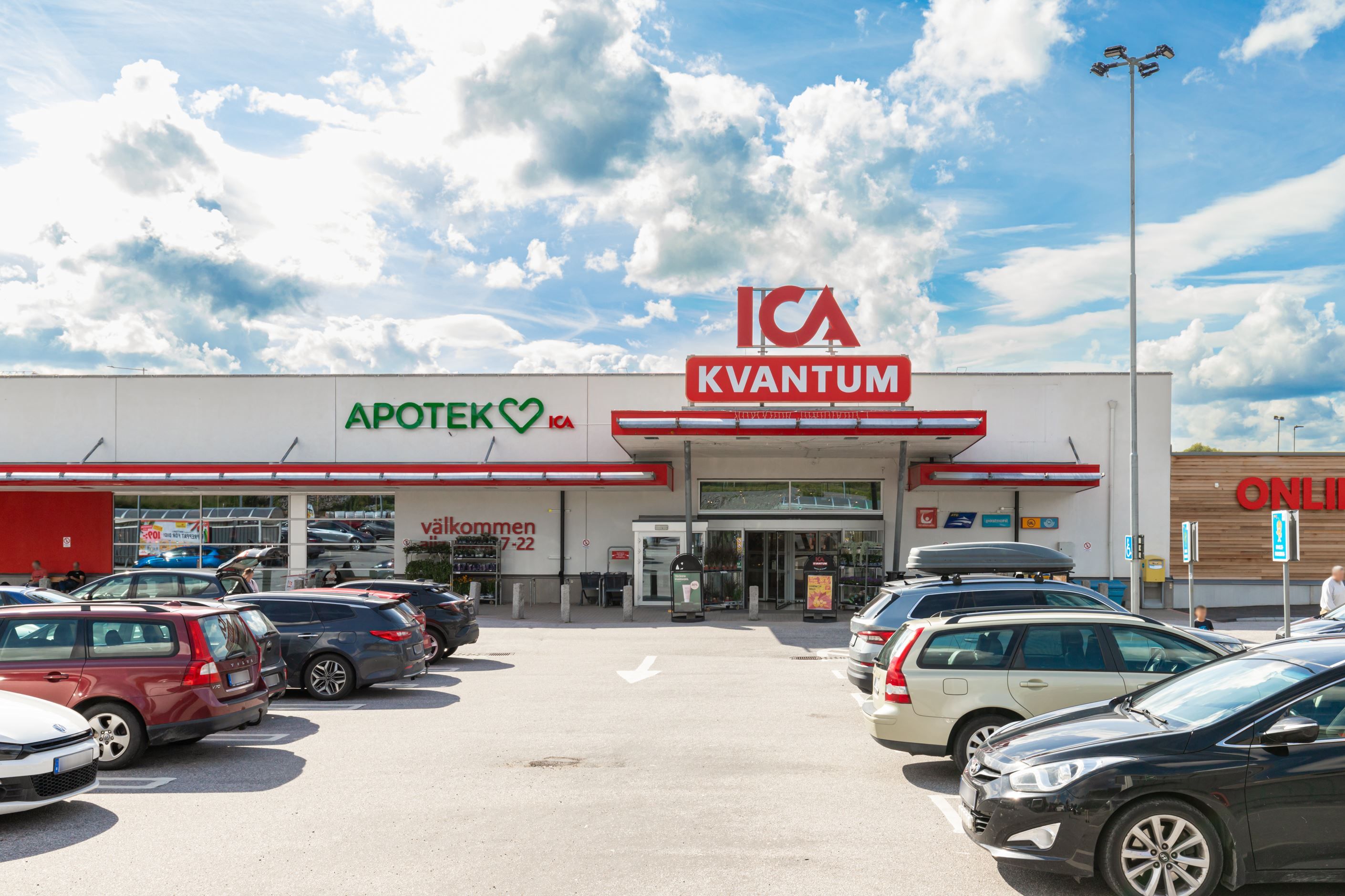 Ca 14 miuter promenad, ca 4 minuter per cykel och bil till ICA Kvantum Knivsta