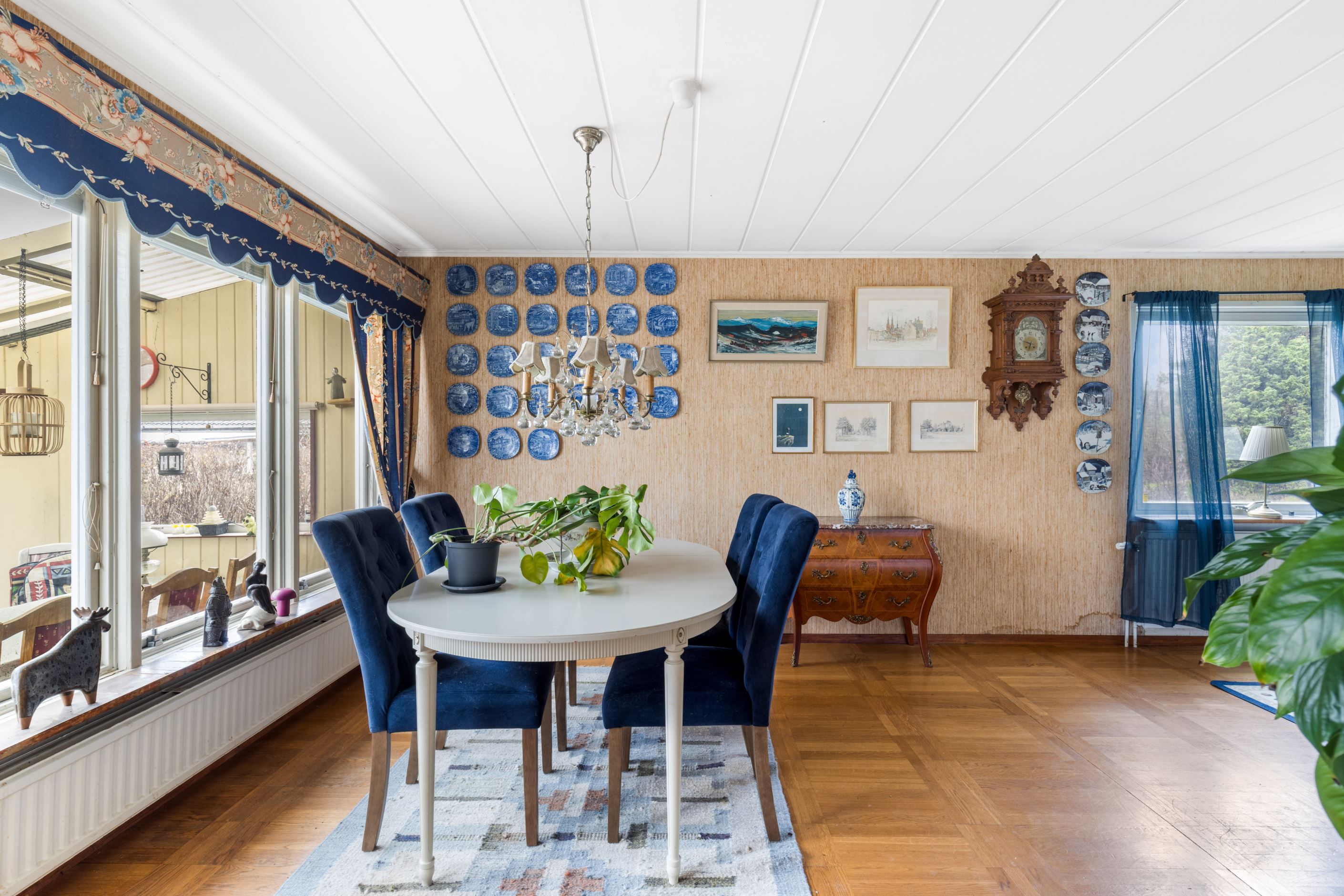 Stora fönster i vardagsrum