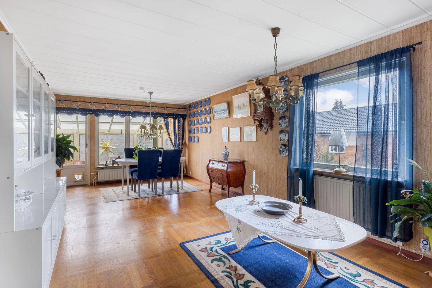 Lättmöblerat vardagsrum med utgång till altanen