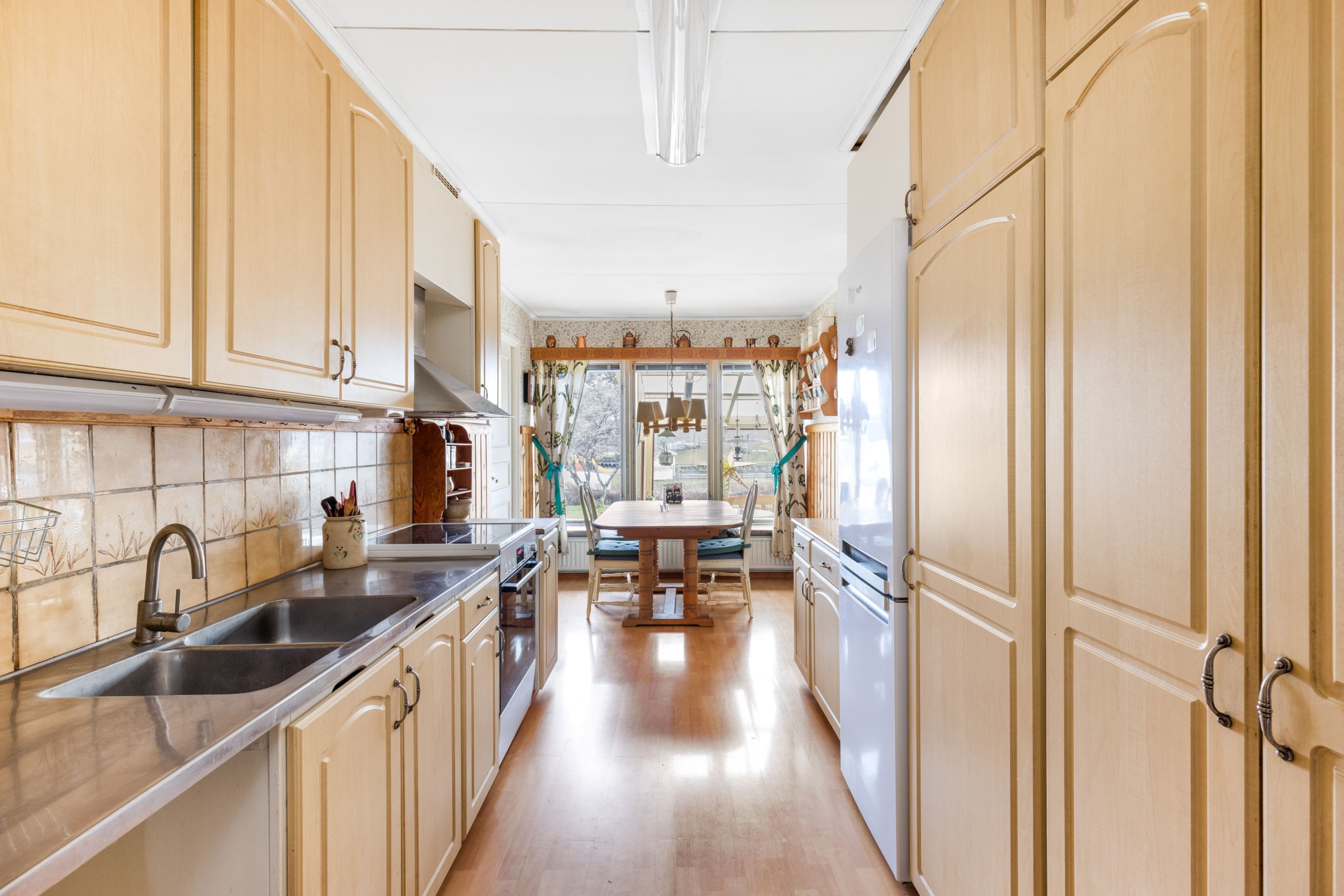 Kök med matplats invid fönster