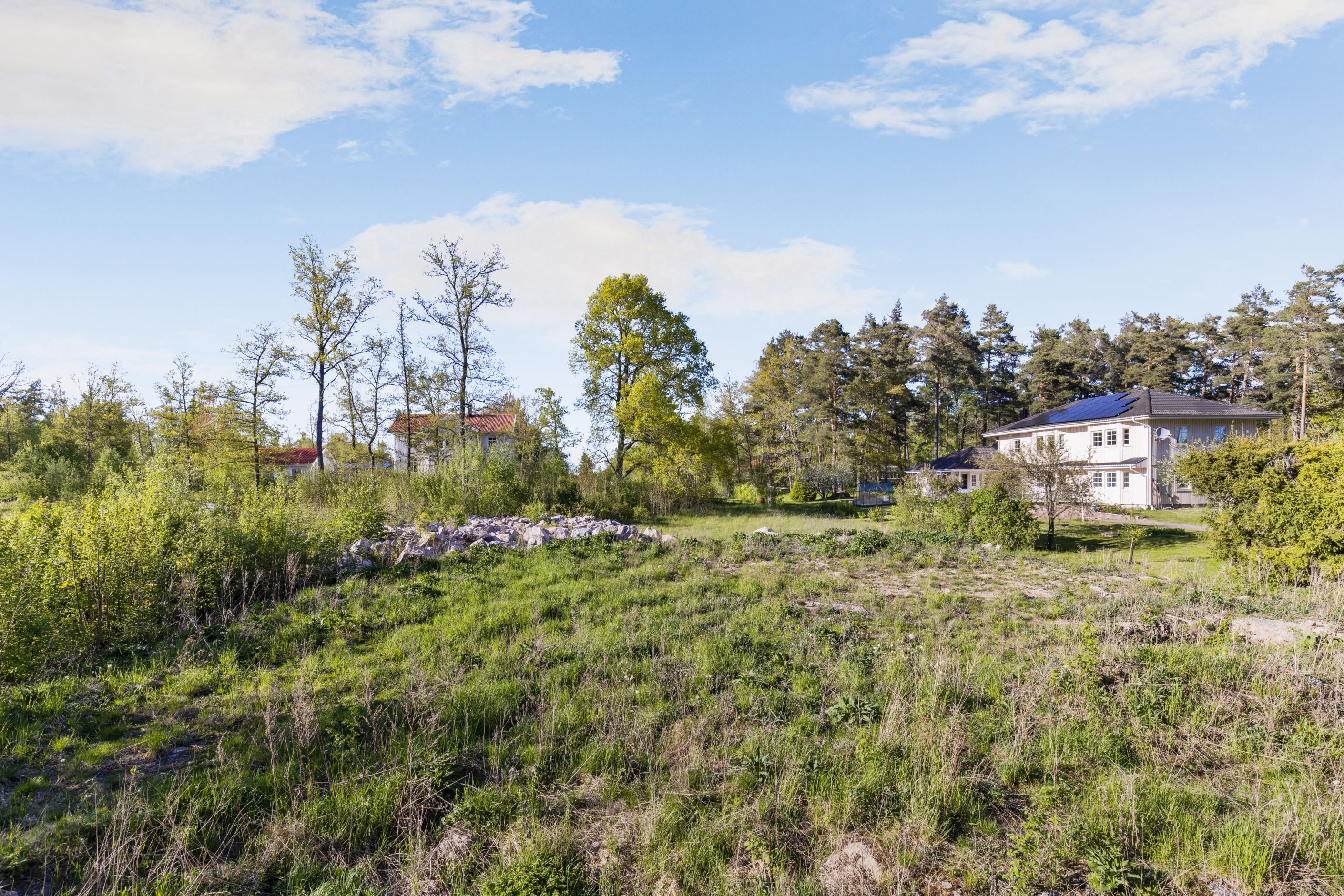 Tomtbild tagen från gatan