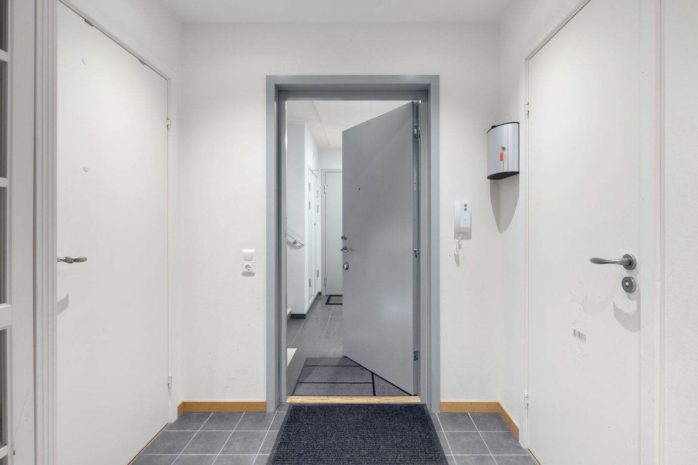 Förråd till vänster och det mindre badrummet till höger