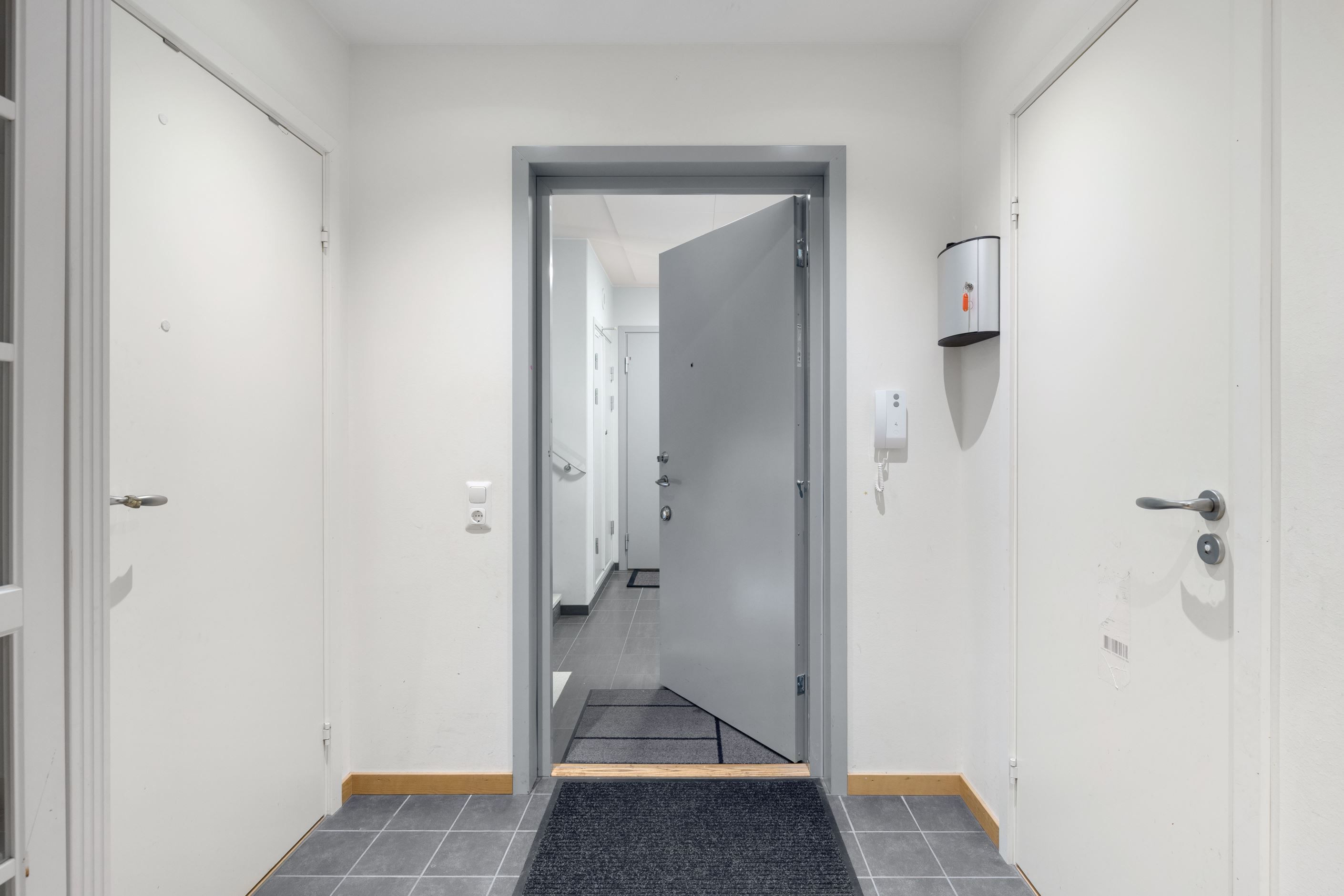 Förråd till vänster och det mindre badrummet till höger