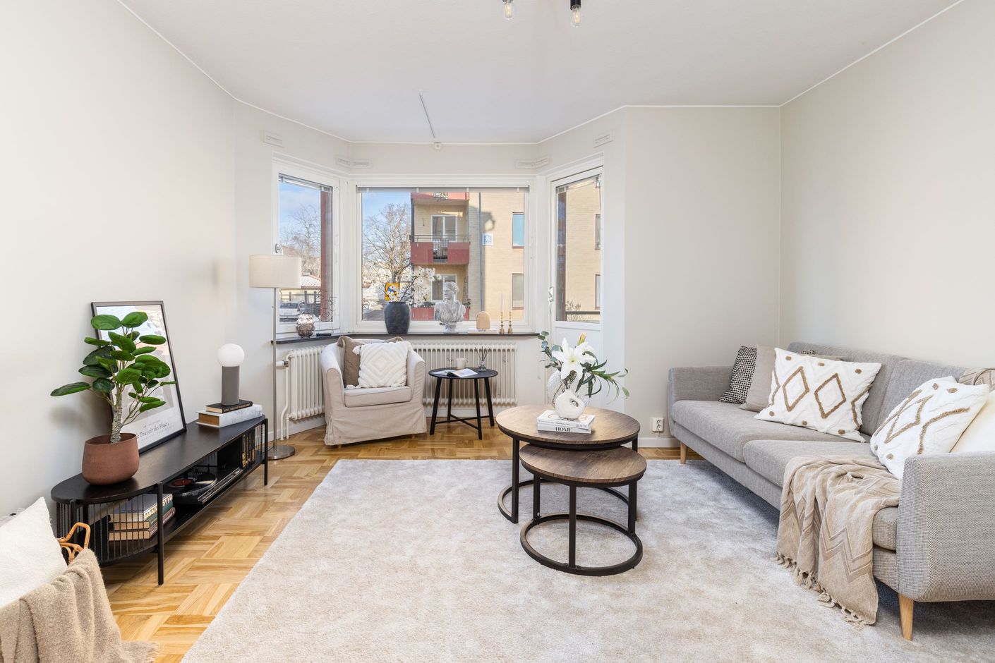 Vardagsrum med burspråk och balkong