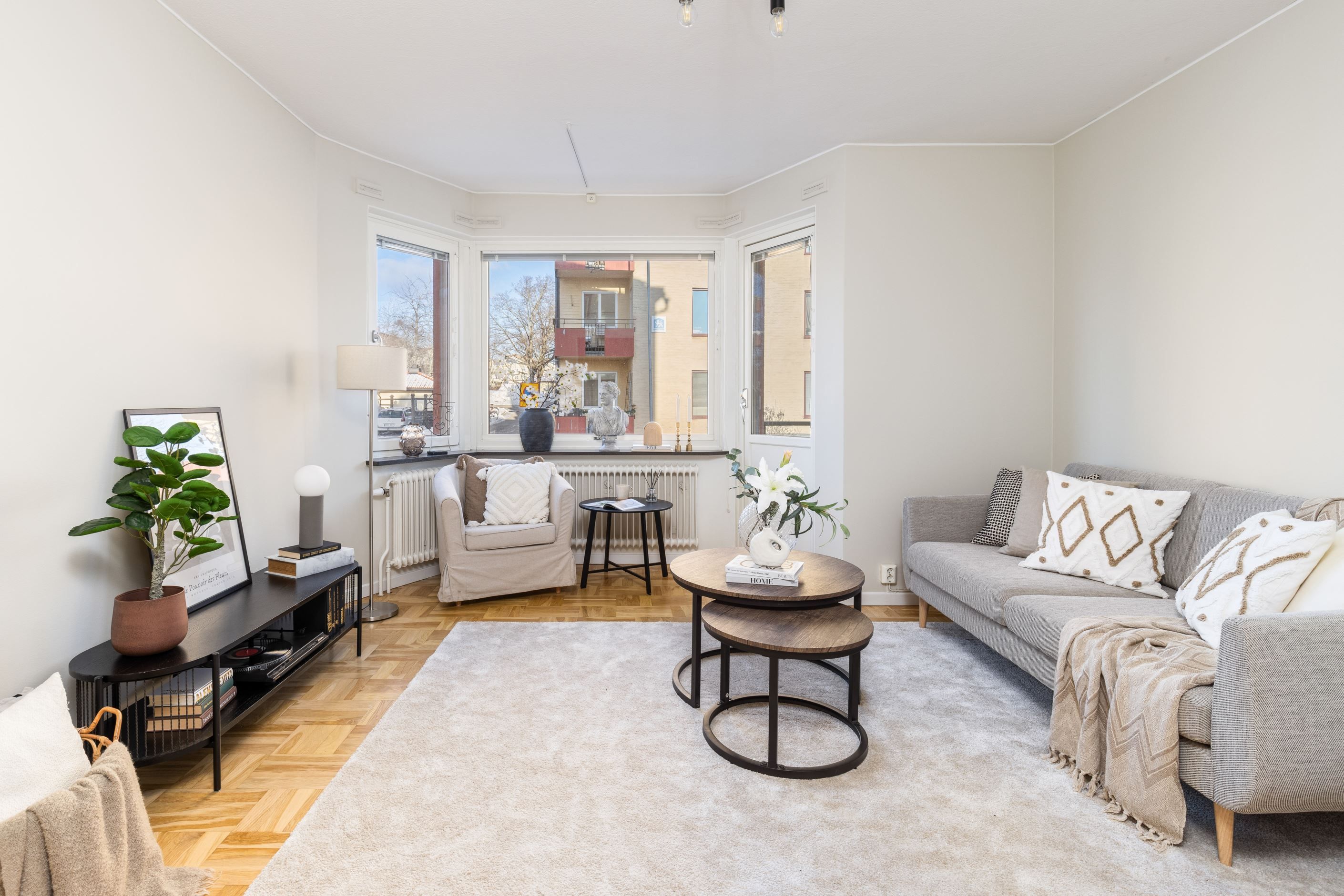 Vardagsrum med burspråk och balkong