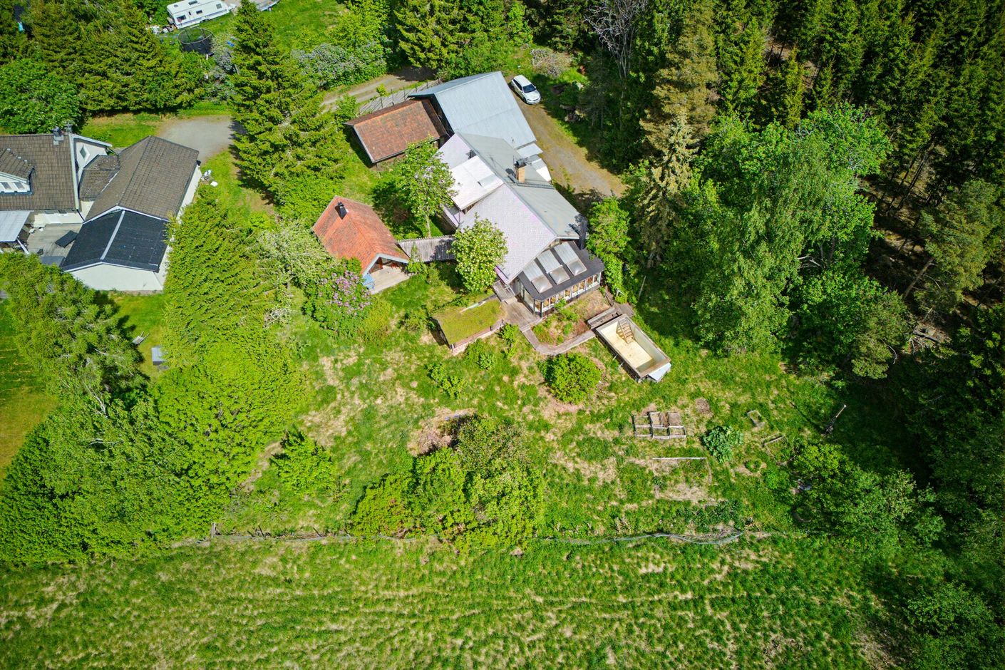 Flygbild över fastigheten