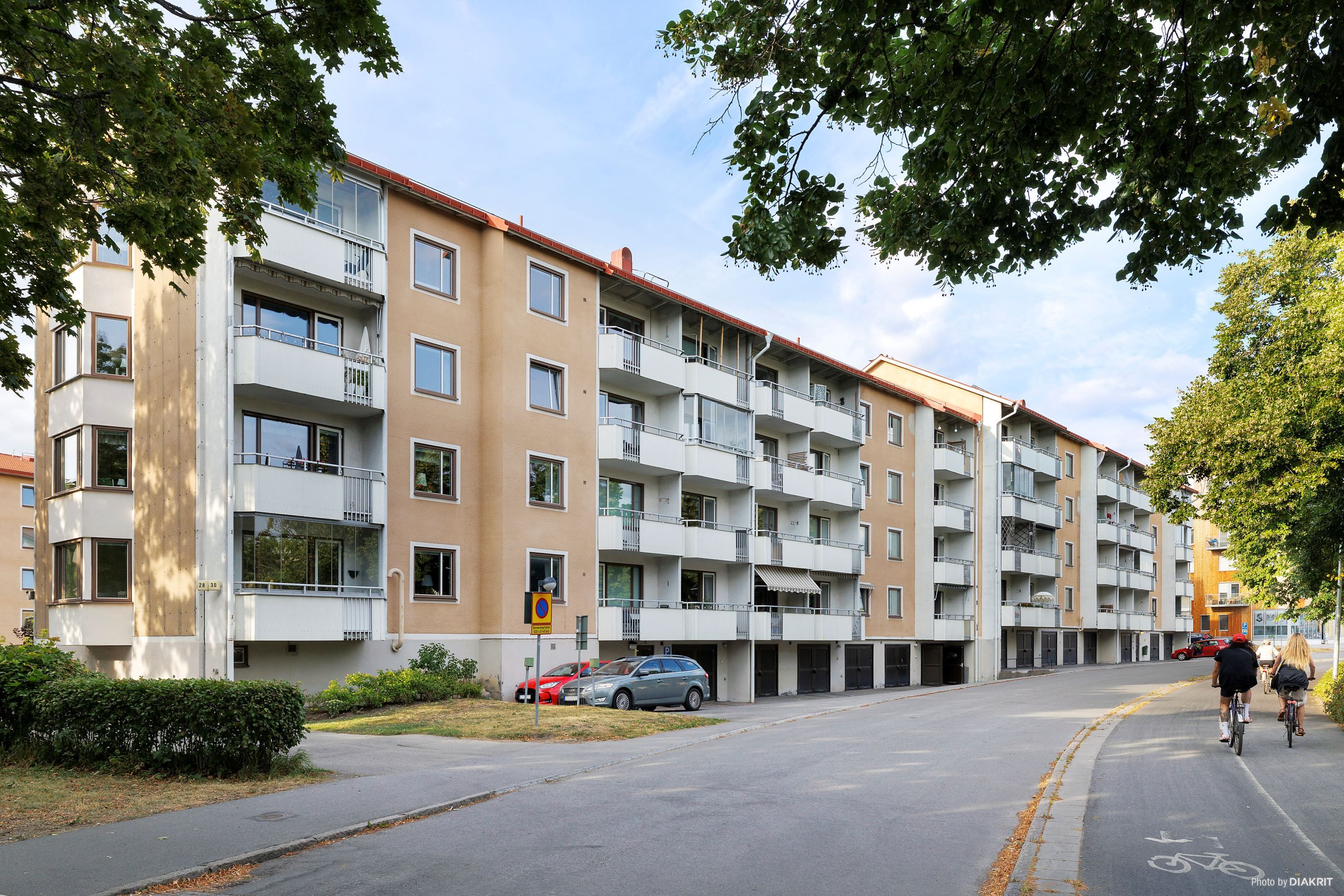 Solig fasad med balkonger