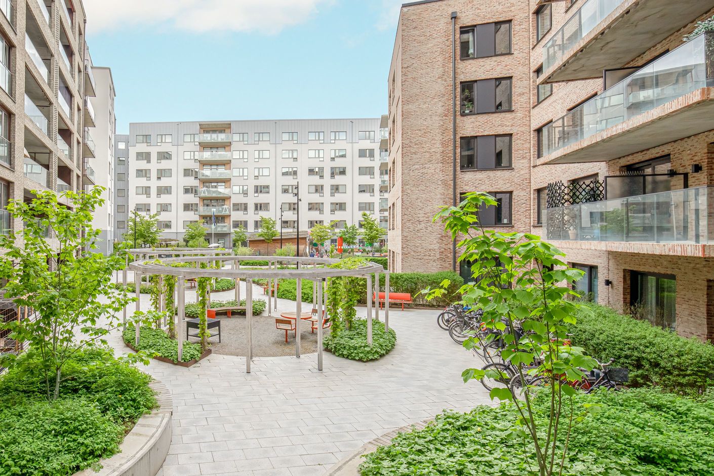 Härlig innergård med grönska och grillplats
