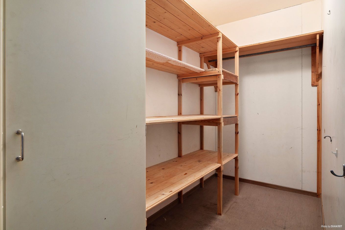 Större klädkammare i hallen