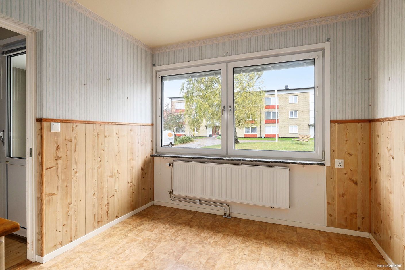 Rejäl matplats invid fönster