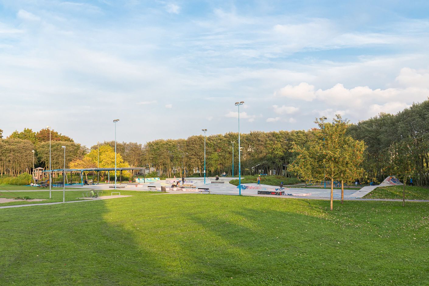Kapellgärdets skatepark inom gångavstånd med utegym, lekplats, grill och fotbollsplan.