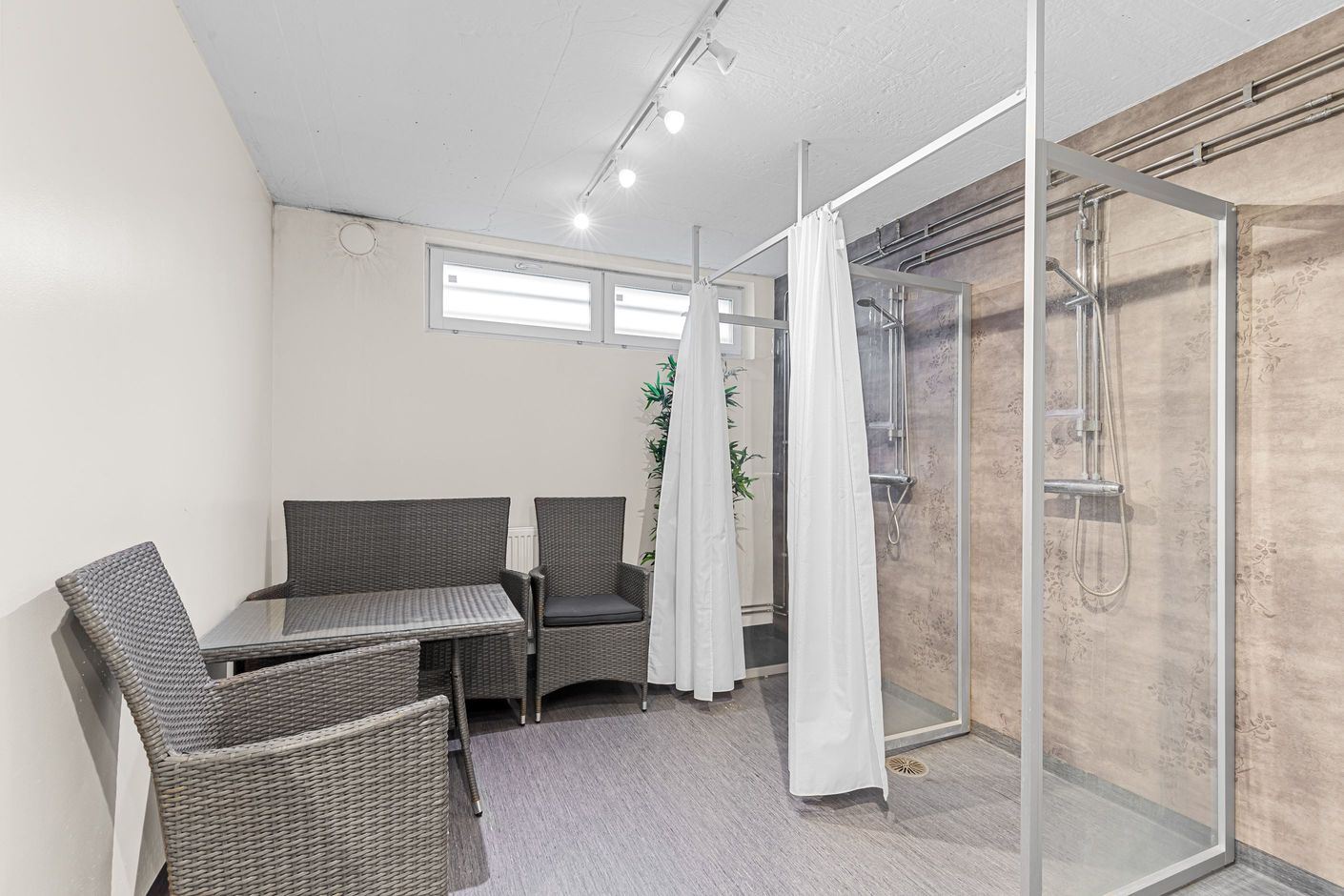 Relaxavdelning med bastu samt två duschar i föreningen
