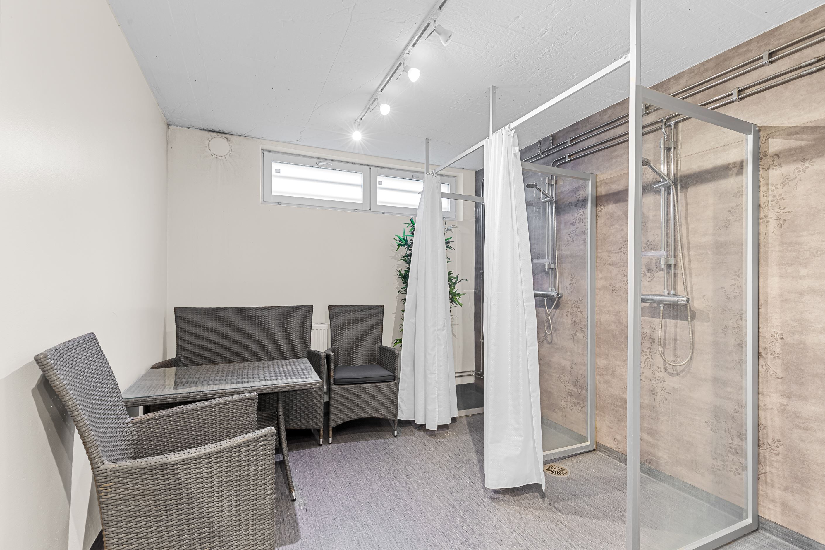 Relaxavdelning med bastu samt två duschar i föreningen