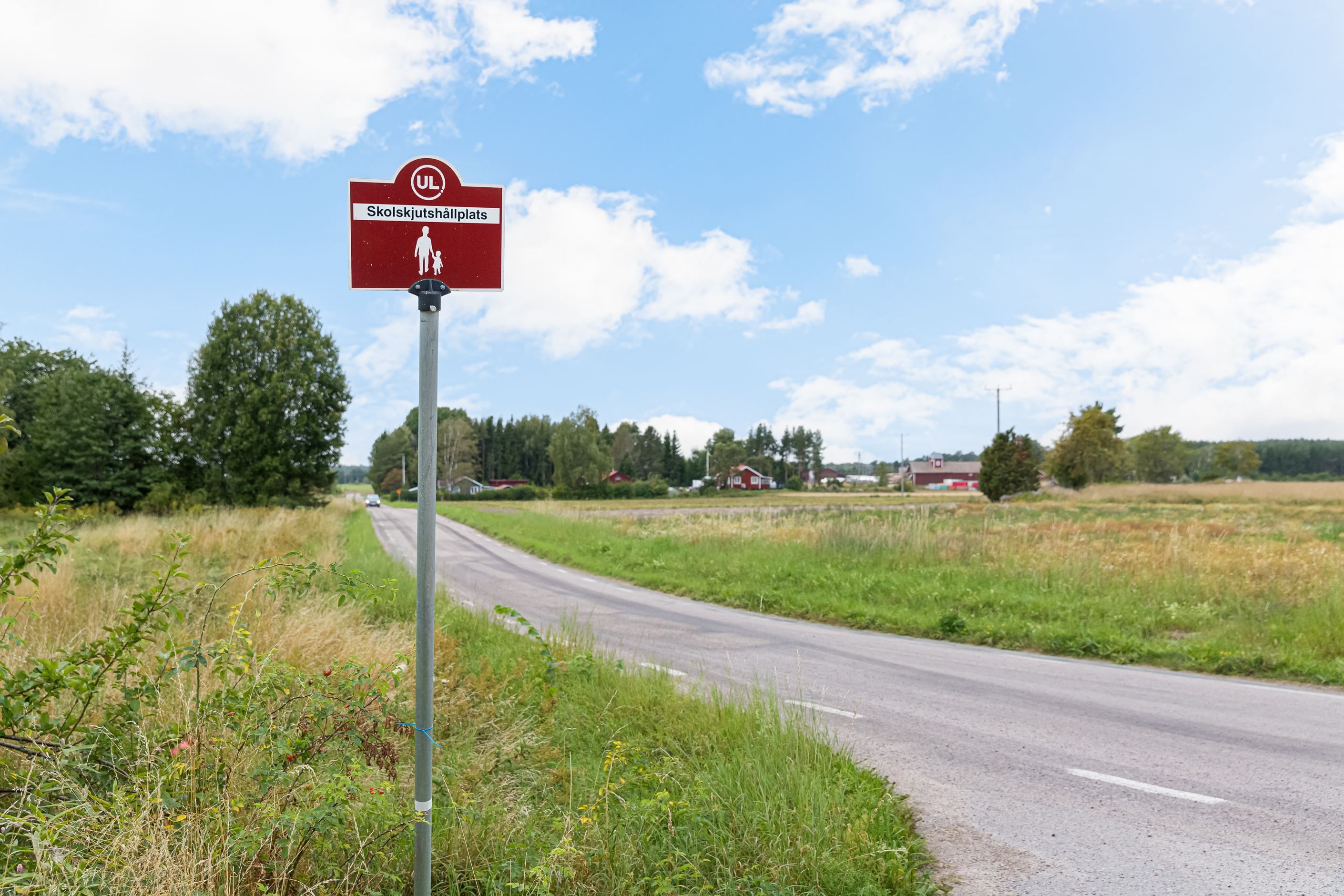 Skolskjutshållplats några meter bort