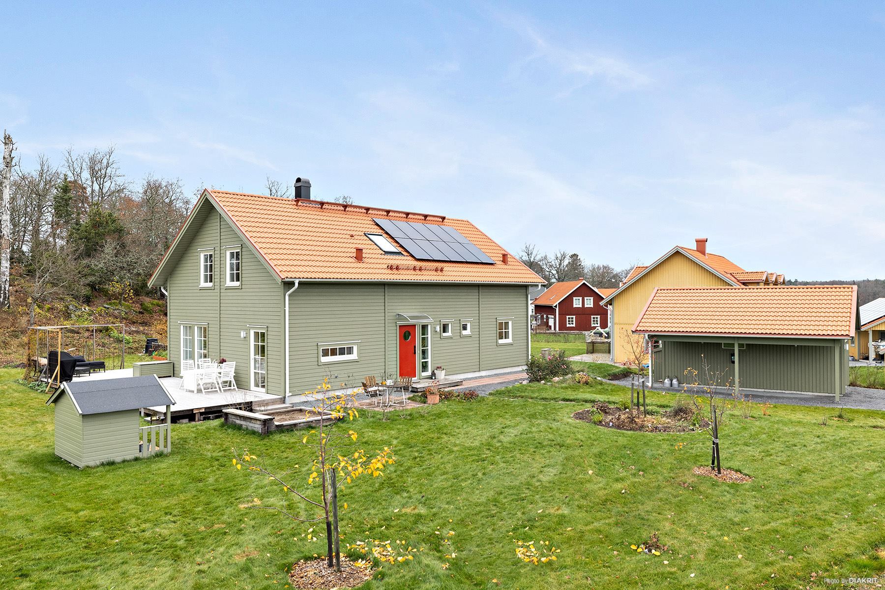 Trädgård på entrésidan