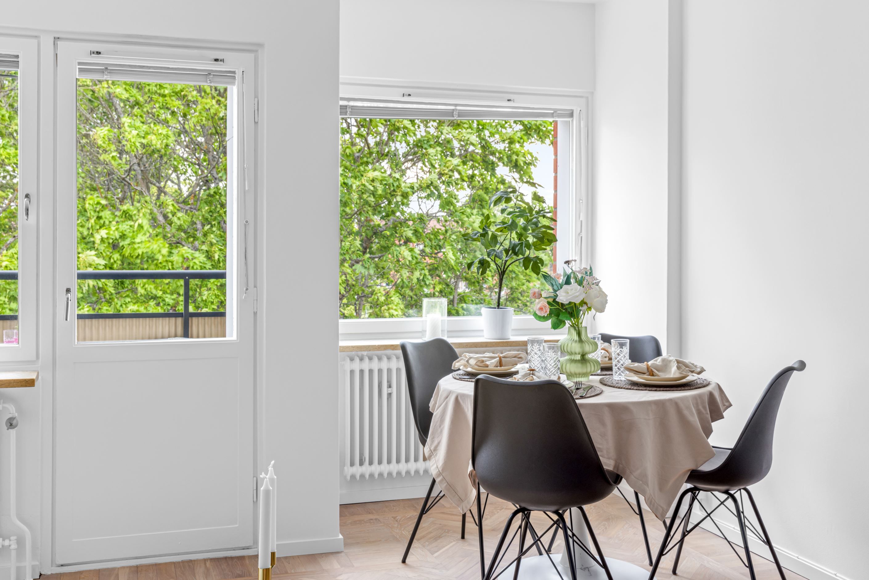 Trevligt placerad matplats invid fönster