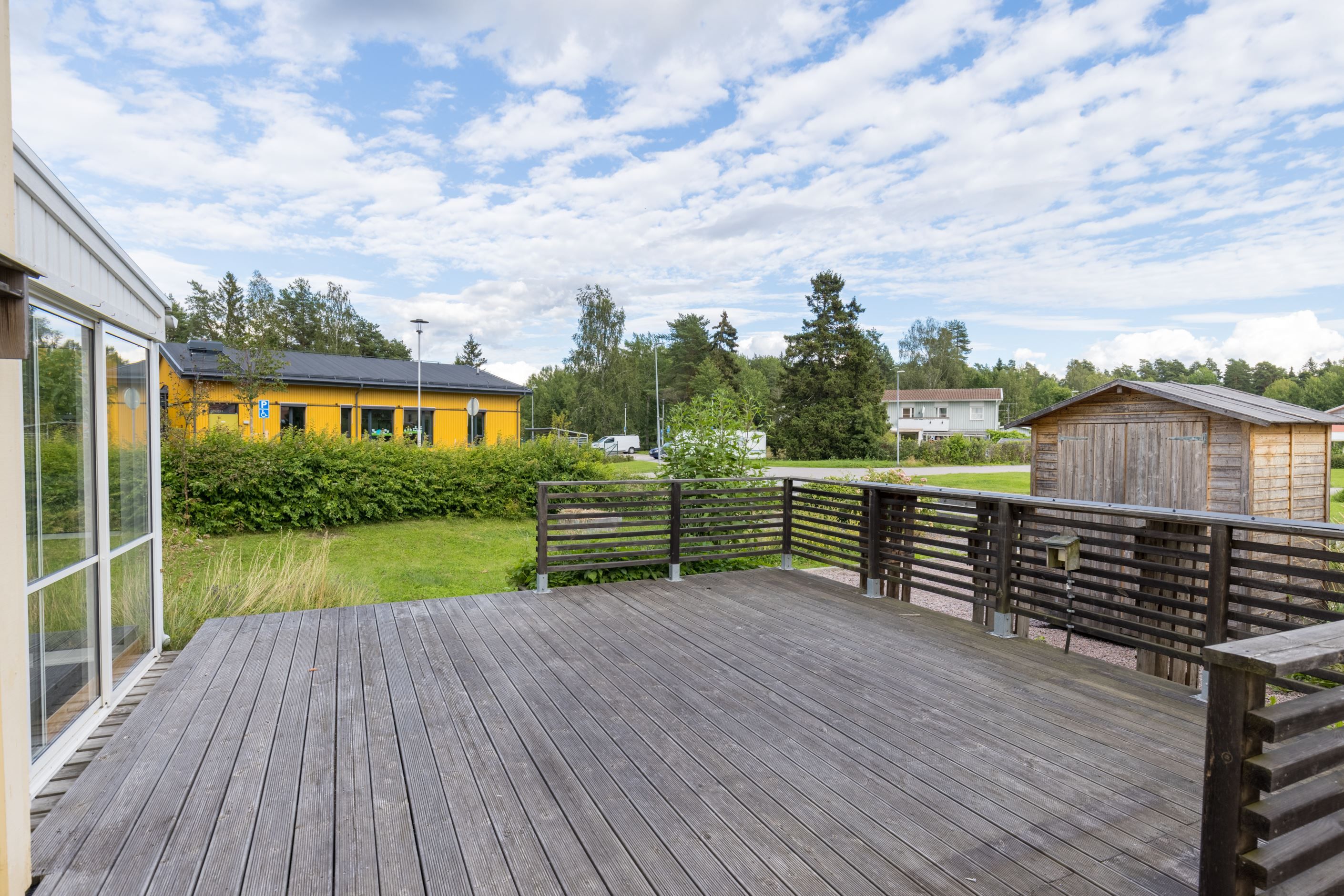 Rejäl trädäckad altán