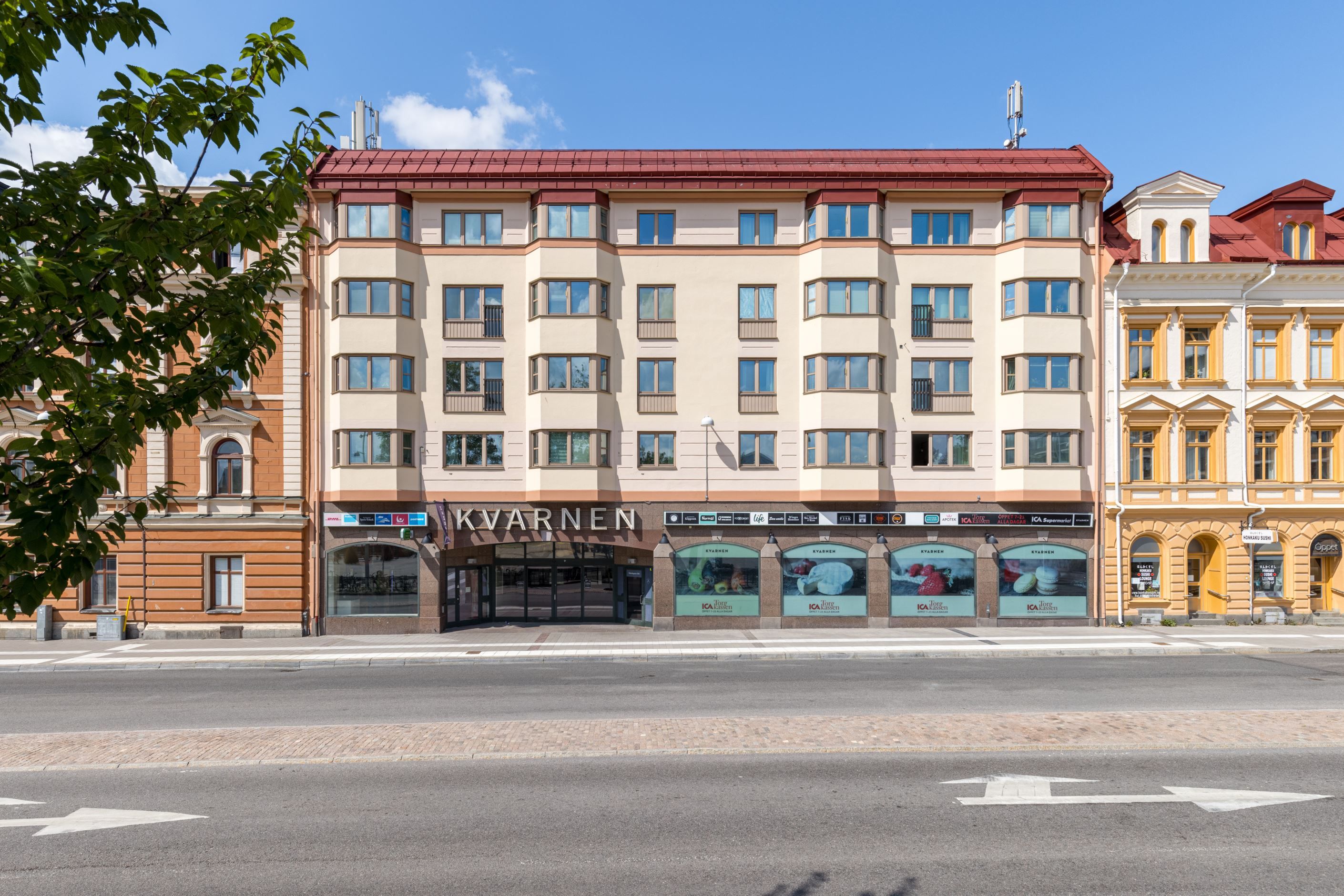 Kvarnens galleria med ICA, restauranger och andra butiker