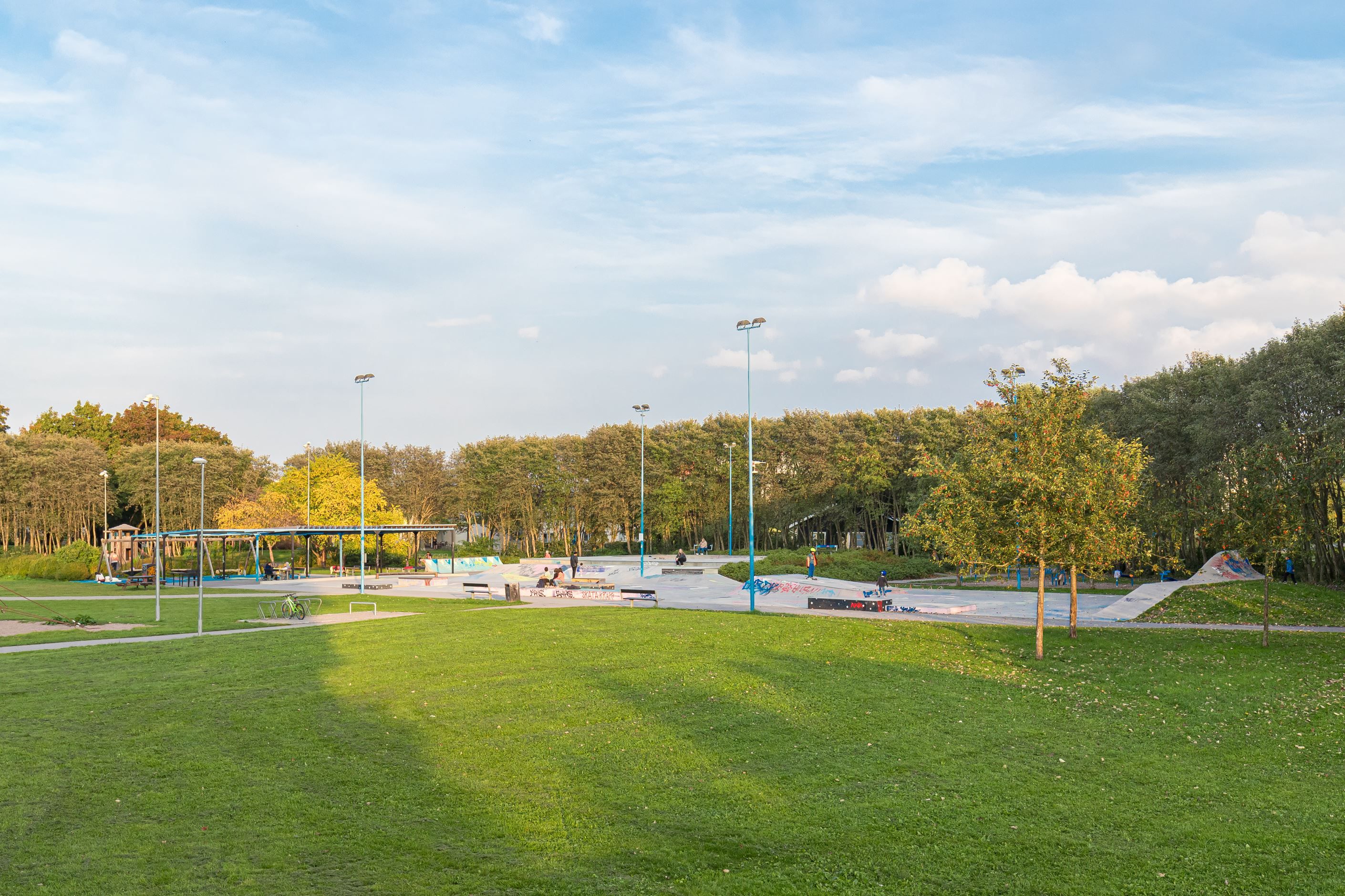 Kapellgärdets skatepark inom gångavstånd med utegym, lekplats och grill