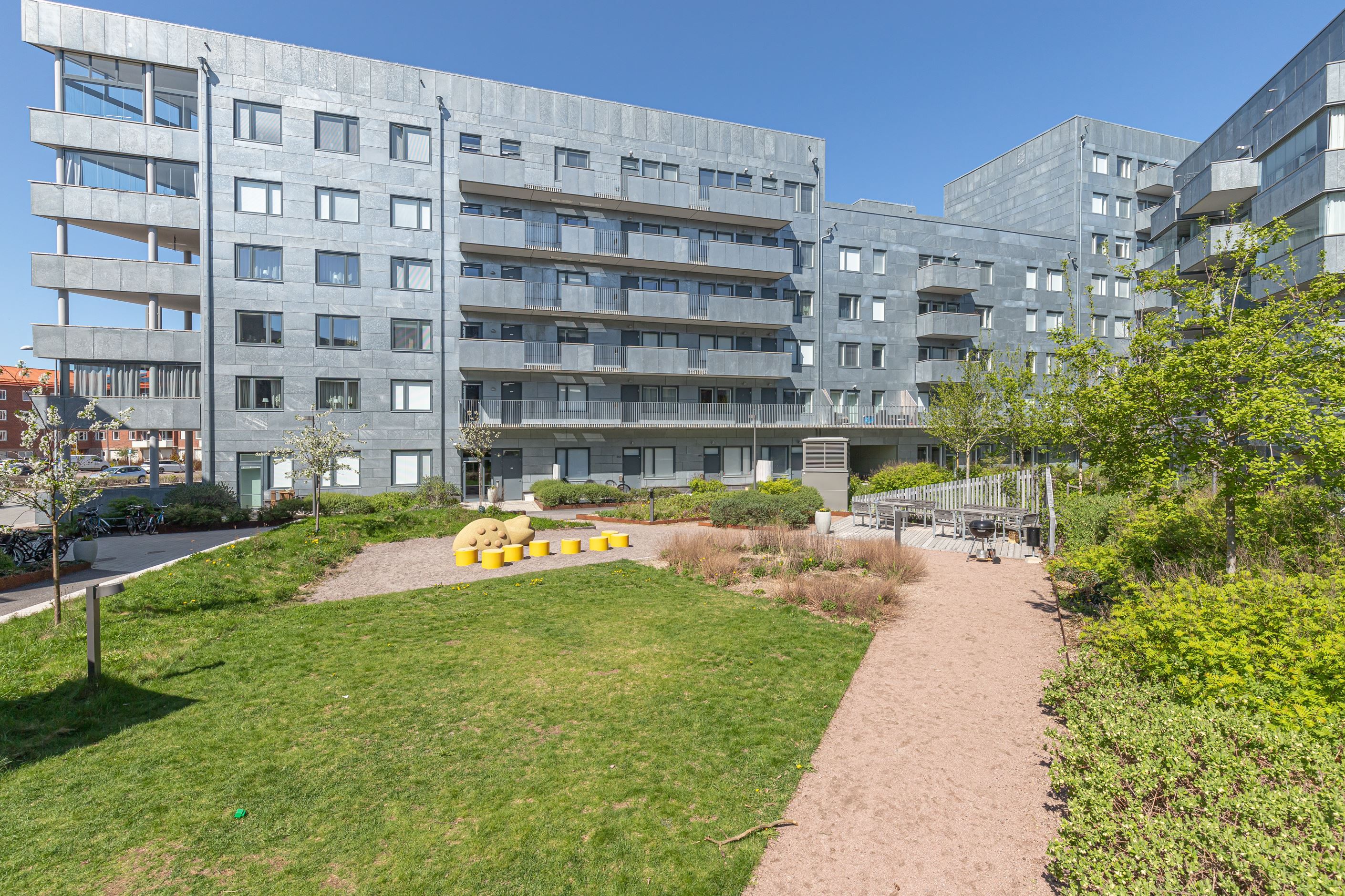 Stor innegård med lek- och grillplats