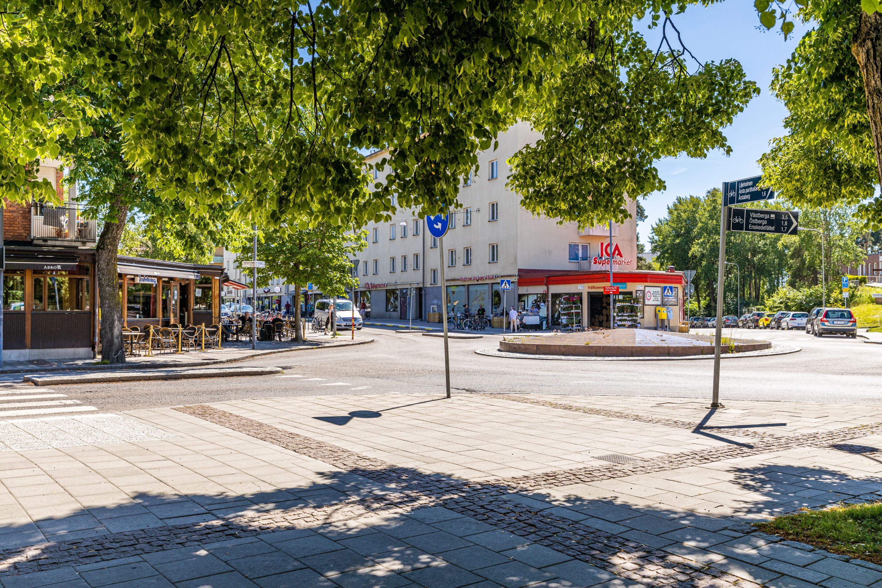 Restaurang Hjälmaren och Ica invid rondellen