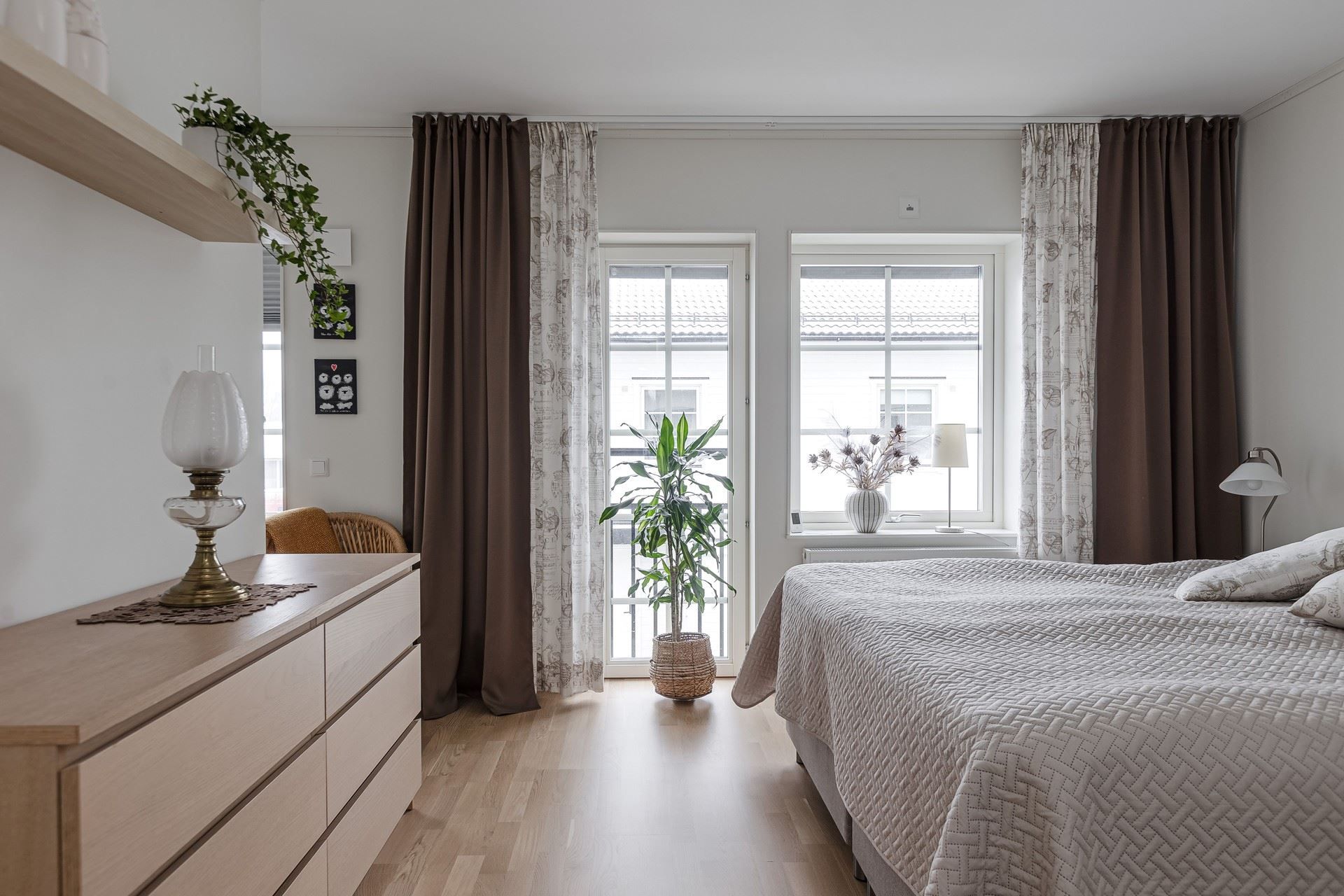 Stort sovrum med anslutande klädkammare.