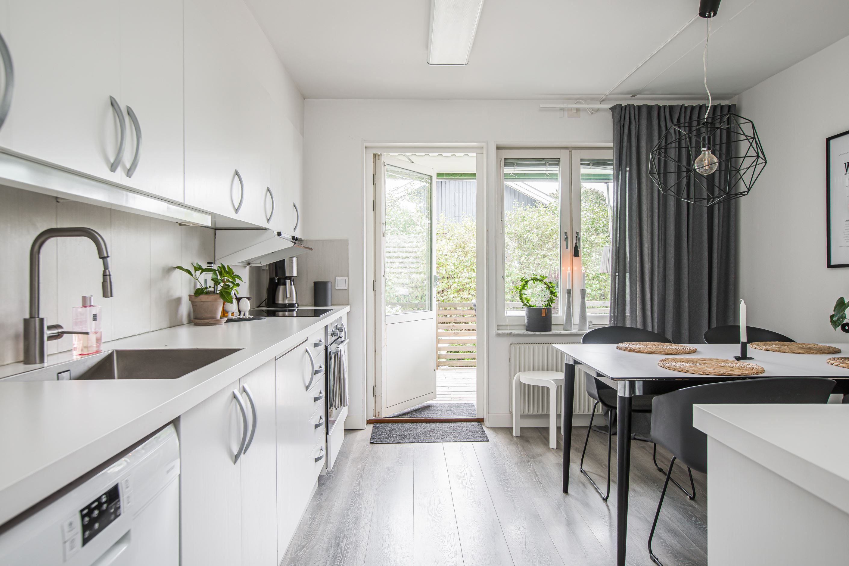 Uppdaterat kök och utgång till uteplats i västerläge