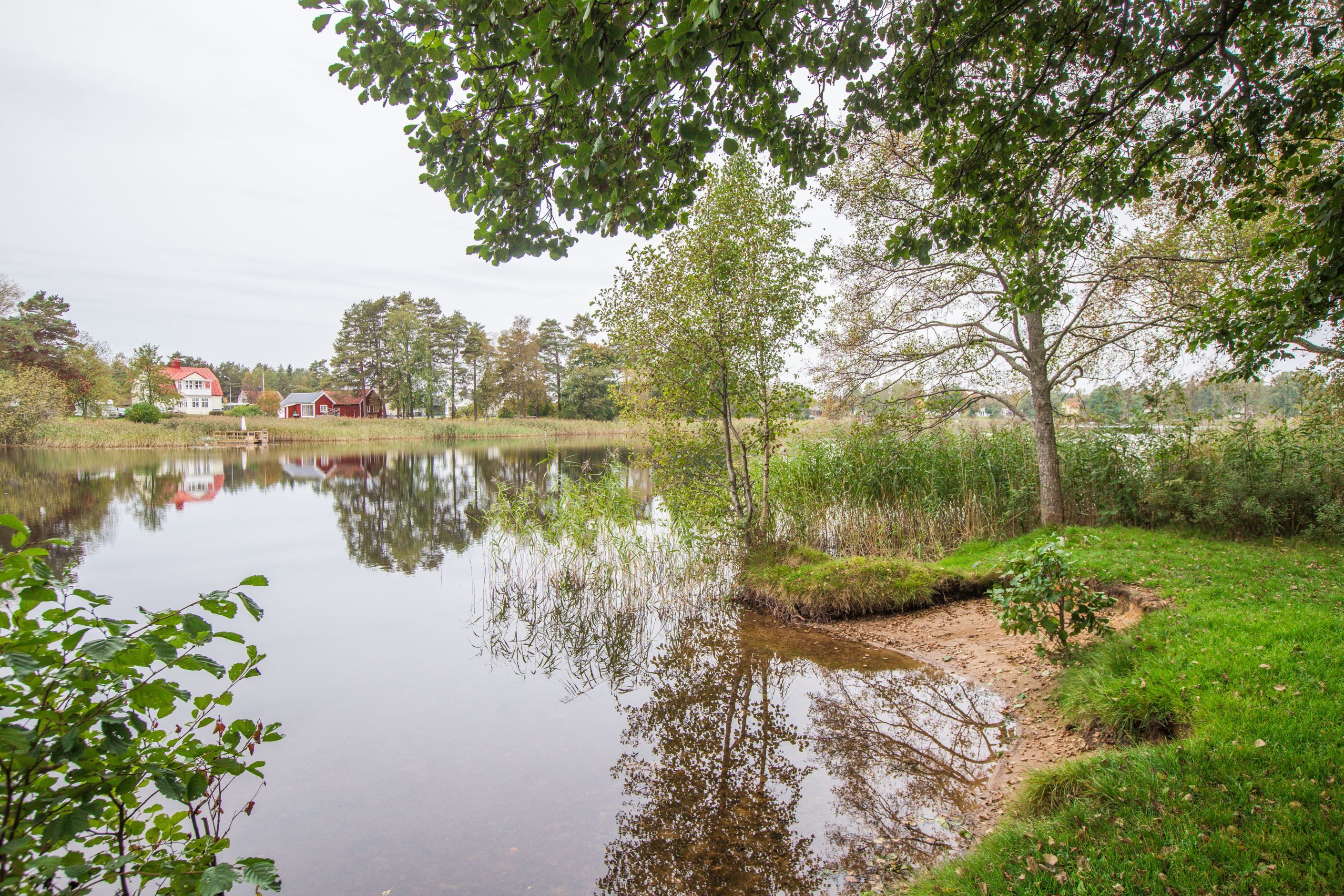 Med Hjortsjön precis nedanför huset