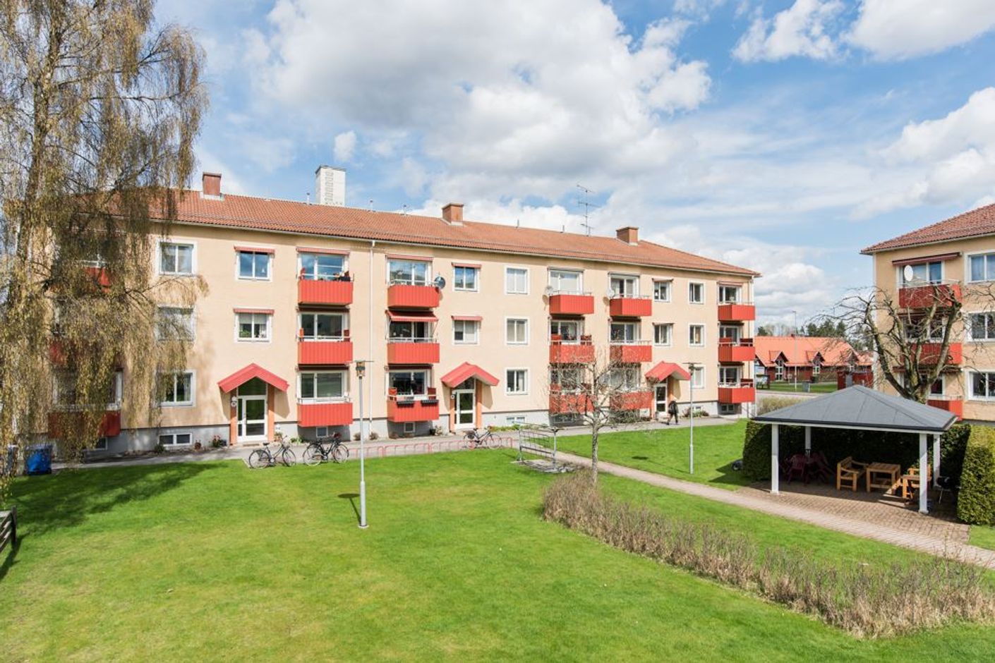 Vårbild från den gemensamma innergården
