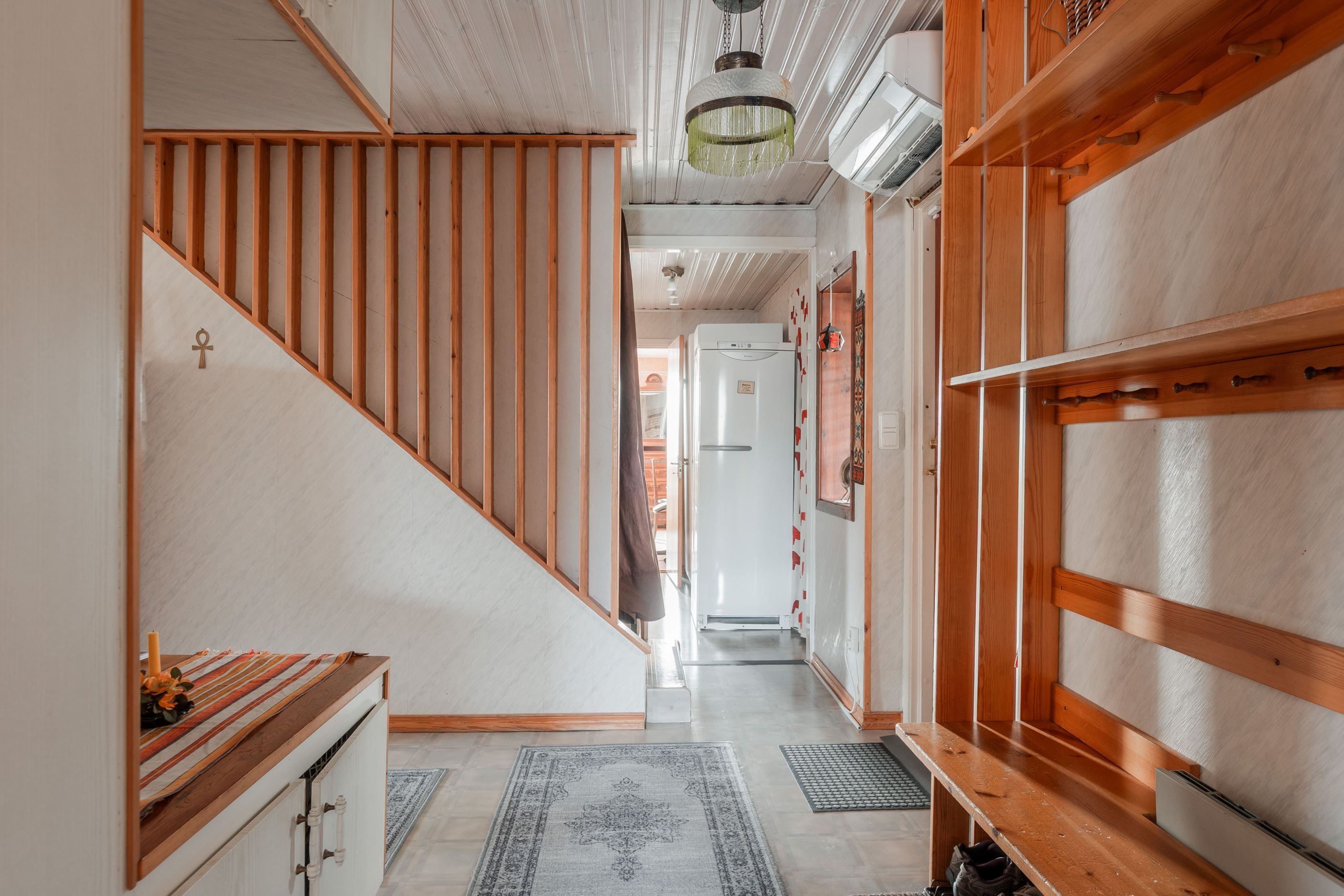 Hall entré med trappa upp till vindsvåning