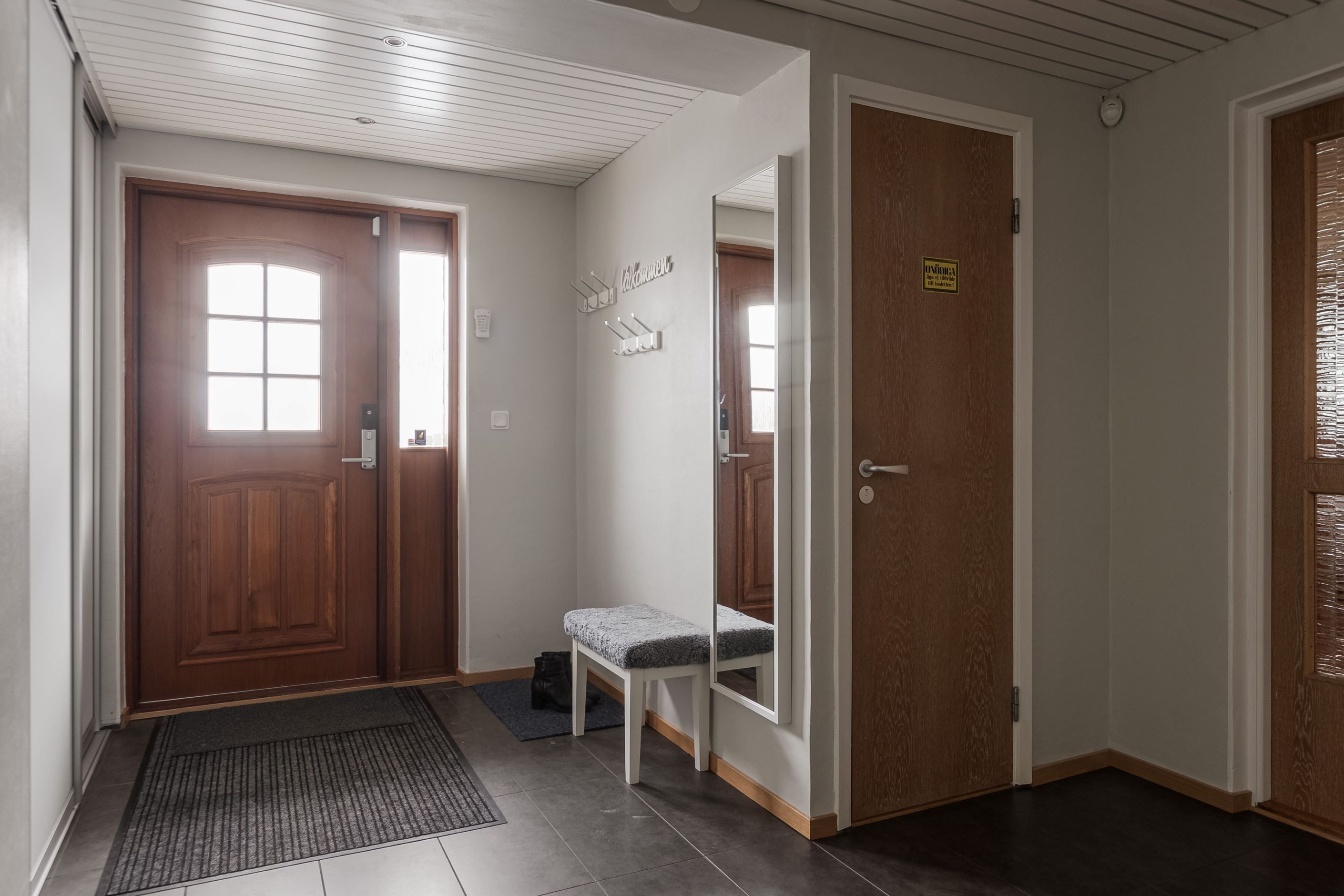 Skön golvvärme i entrén och praktiskt med skjutgarderober som gömmer ytterkläder och skor.