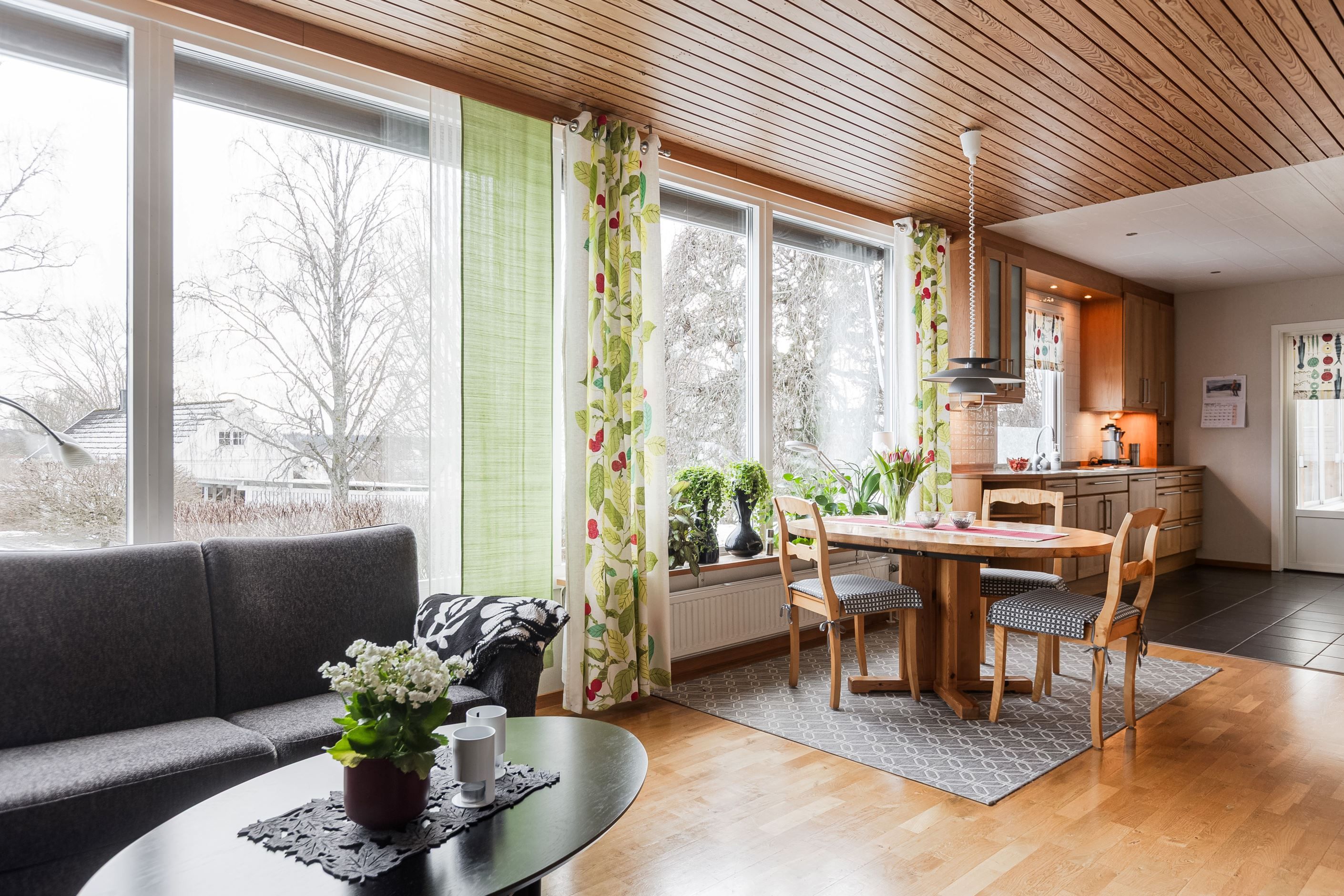 Härligt ljusinsläpp från alla stora fönsterpartier!